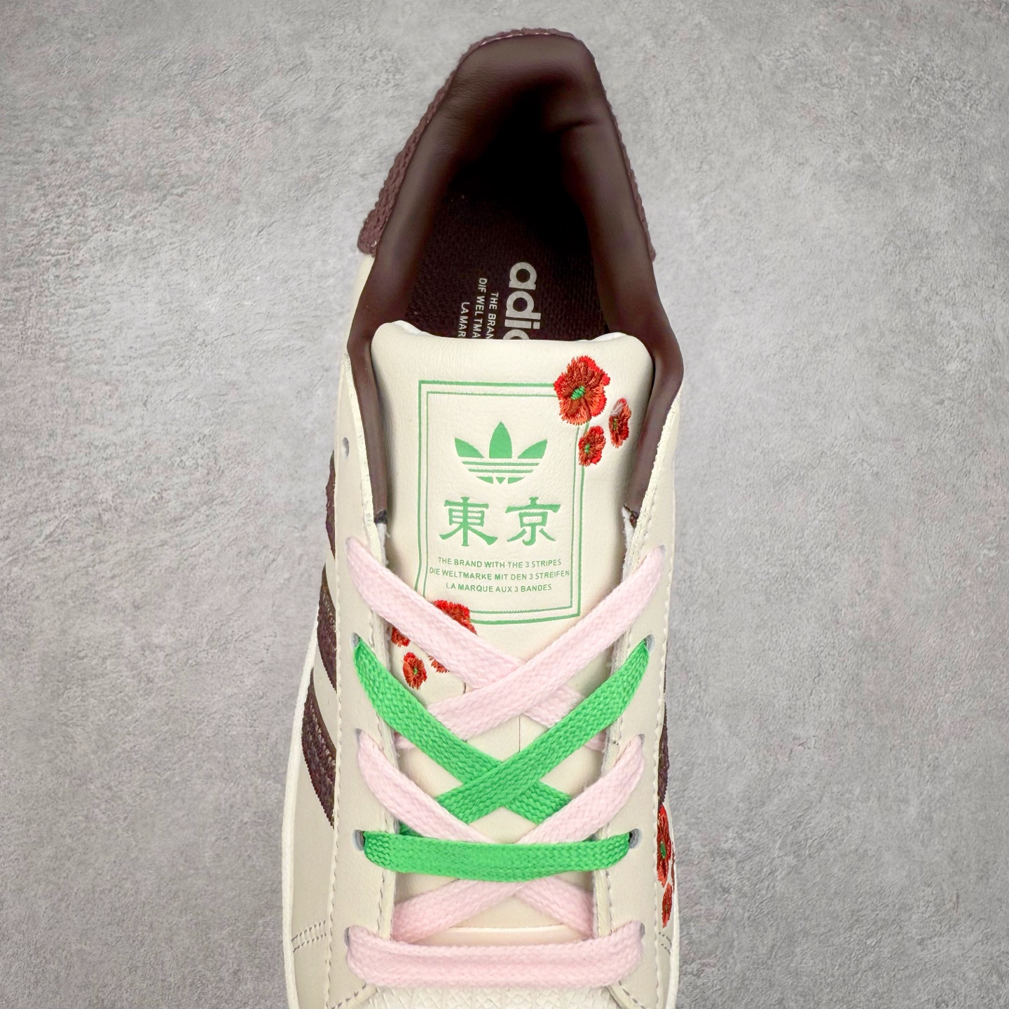 图片[5]-AD Originals Superstar 经典复古贝壳头板鞋 JH5579 诞生于1969年 是第一双将全皮面鞋 身与橡胶鞋头结合在一起的低帮篮球鞋 Superstar最开始 是作为高帮篮球鞋Pro Model的低帮版本而出现的 但因为其独特和醒目的橡胶鞋头造型而让大家熟知 被大家形象地称为\\\”shelltoe\\\”贝壳头 在70年代的美国职业篮球场上 接近3/4的NBA球员都将这双Superstar作为场上用鞋 80年代之后 经过不断的改良和发展 Superstar逐渐成为横跨时装、音乐、街头文化、休闲和运动等各大领域的时尚潮鞋 尺码：36 36.5 37 38 38.5 39 40 40.5 41 42 42.5 43 44 44.5 45-选品中心