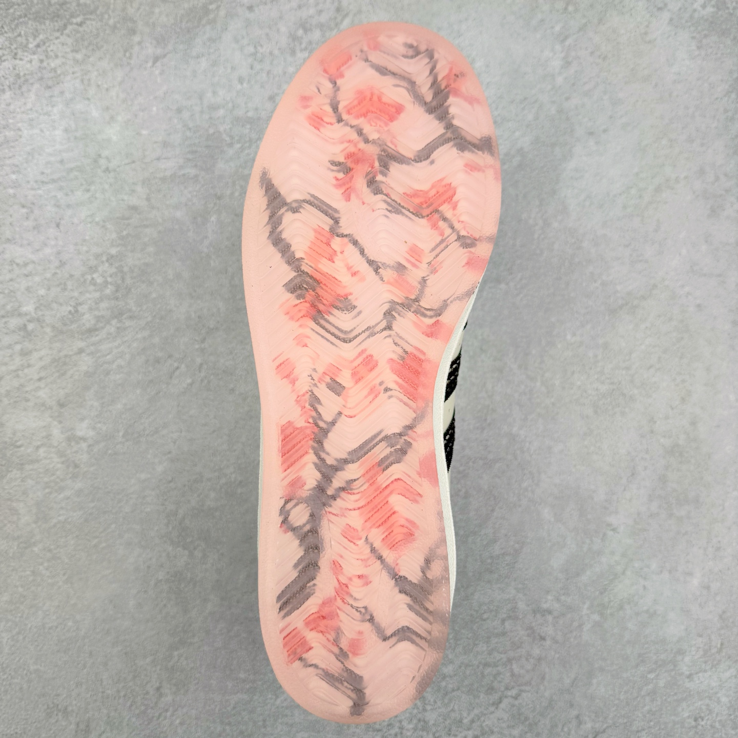 图片[9]-AD Originals Superstar 经典复古贝壳头板鞋 JH5579 诞生于1969年 是第一双将全皮面鞋 身与橡胶鞋头结合在一起的低帮篮球鞋 Superstar最开始 是作为高帮篮球鞋Pro Model的低帮版本而出现的 但因为其独特和醒目的橡胶鞋头造型而让大家熟知 被大家形象地称为\\\”shelltoe\\\”贝壳头 在70年代的美国职业篮球场上 接近3/4的NBA球员都将这双Superstar作为场上用鞋 80年代之后 经过不断的改良和发展 Superstar逐渐成为横跨时装、音乐、街头文化、休闲和运动等各大领域的时尚潮鞋 尺码：36 36.5 37 38 38.5 39 40 40.5 41 42 42.5 43 44 44.5 45-选品中心