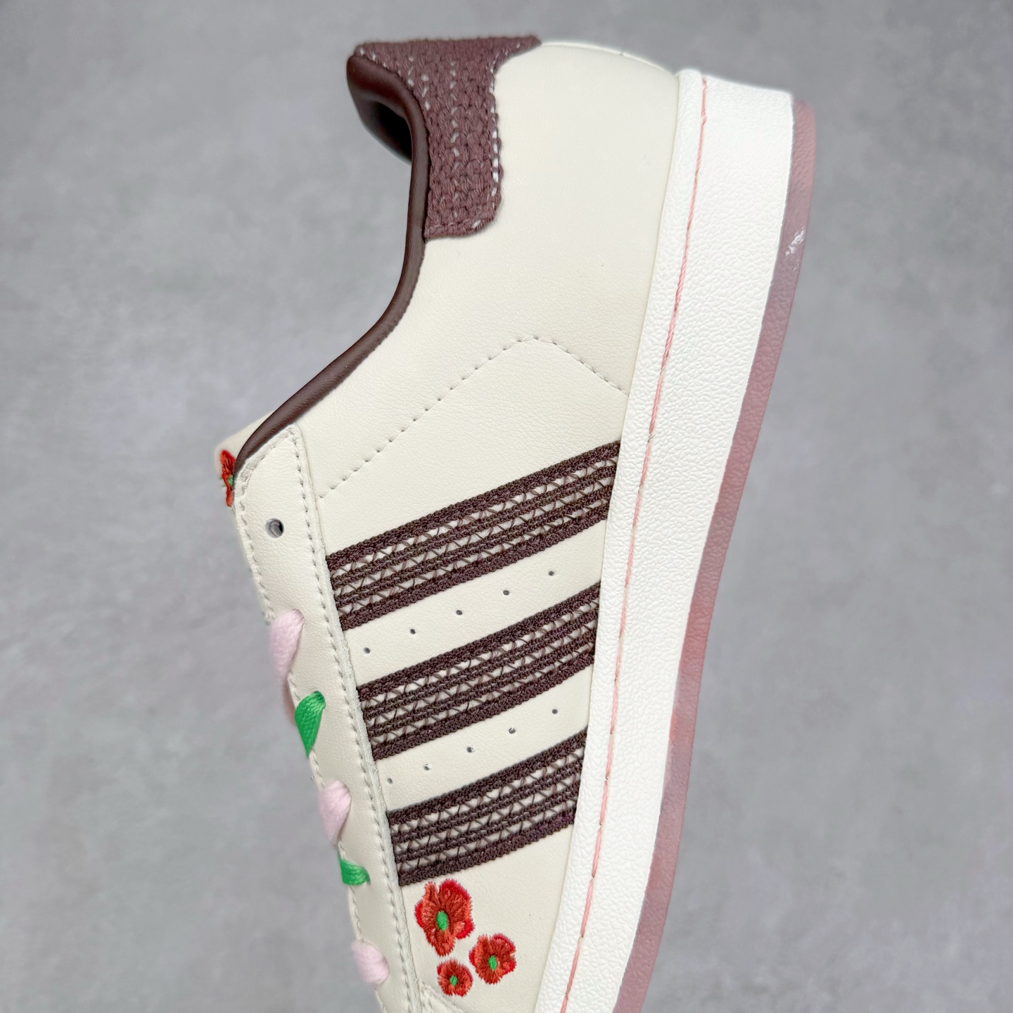 图片[7]-AD Originals Superstar 经典复古贝壳头板鞋 JH5579 诞生于1969年 是第一双将全皮面鞋 身与橡胶鞋头结合在一起的低帮篮球鞋 Superstar最开始 是作为高帮篮球鞋Pro Model的低帮版本而出现的 但因为其独特和醒目的橡胶鞋头造型而让大家熟知 被大家形象地称为\\\”shelltoe\\\”贝壳头 在70年代的美国职业篮球场上 接近3/4的NBA球员都将这双Superstar作为场上用鞋 80年代之后 经过不断的改良和发展 Superstar逐渐成为横跨时装、音乐、街头文化、休闲和运动等各大领域的时尚潮鞋 尺码：36 36.5 37 38 38.5 39 40 40.5 41 42 42.5 43 44 44.5 45-选品中心