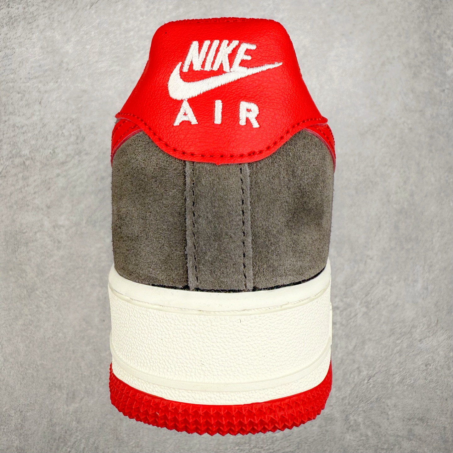 图片[8]-＃XT纯原 NK Air Force 1´07 Low 空军一号低帮百搭休闲运动板鞋 FQ8714-201 顶级批次 2022全新楦头鞋型 鱼鳞大底 历时开发三个月 清洁度完美 二维码鞋标 内置芯片及solo气垫 大底高度及其弧度依照正品 钢印 logo刺绣 鞋口弧度 鞋头长度 鞋面冲孔 鞋垫背胶及钢印 完美鞋型对比正品 每一处都是细节满满 柔软、弹性十足的缓震性能和出色的中底设计 横跨复古与现代的外型结合 造就出风靡全球 三十多年的Force 1 直到今天还深受青睐 实拍调校N版已经零色差零失真 百分百还原实物色彩所见即所得 不存在货不对板色差等低级问题 选购参考实物拍摄 不混卖不参货 只用心做好货严格选品 承诺混一赔十 尺码：36 36.5 37.5 38 38.5 39 40 40.5 41 42 42.5 43 44 44.5 45-选品中心