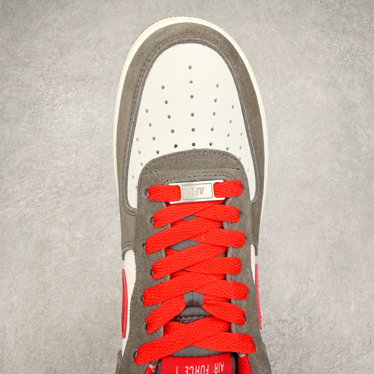 图片[4]-＃XT纯原 NK Air Force 1´07 Low 空军一号低帮百搭休闲运动板鞋 FQ8714-201 顶级批次 2022全新楦头鞋型 鱼鳞大底 历时开发三个月 清洁度完美 二维码鞋标 内置芯片及solo气垫 大底高度及其弧度依照正品 钢印 logo刺绣 鞋口弧度 鞋头长度 鞋面冲孔 鞋垫背胶及钢印 完美鞋型对比正品 每一处都是细节满满 柔软、弹性十足的缓震性能和出色的中底设计 横跨复古与现代的外型结合 造就出风靡全球 三十多年的Force 1 直到今天还深受青睐 实拍调校N版已经零色差零失真 百分百还原实物色彩所见即所得 不存在货不对板色差等低级问题 选购参考实物拍摄 不混卖不参货 只用心做好货严格选品 承诺混一赔十 尺码：36 36.5 37.5 38 38.5 39 40 40.5 41 42 42.5 43 44 44.5 45-选品中心