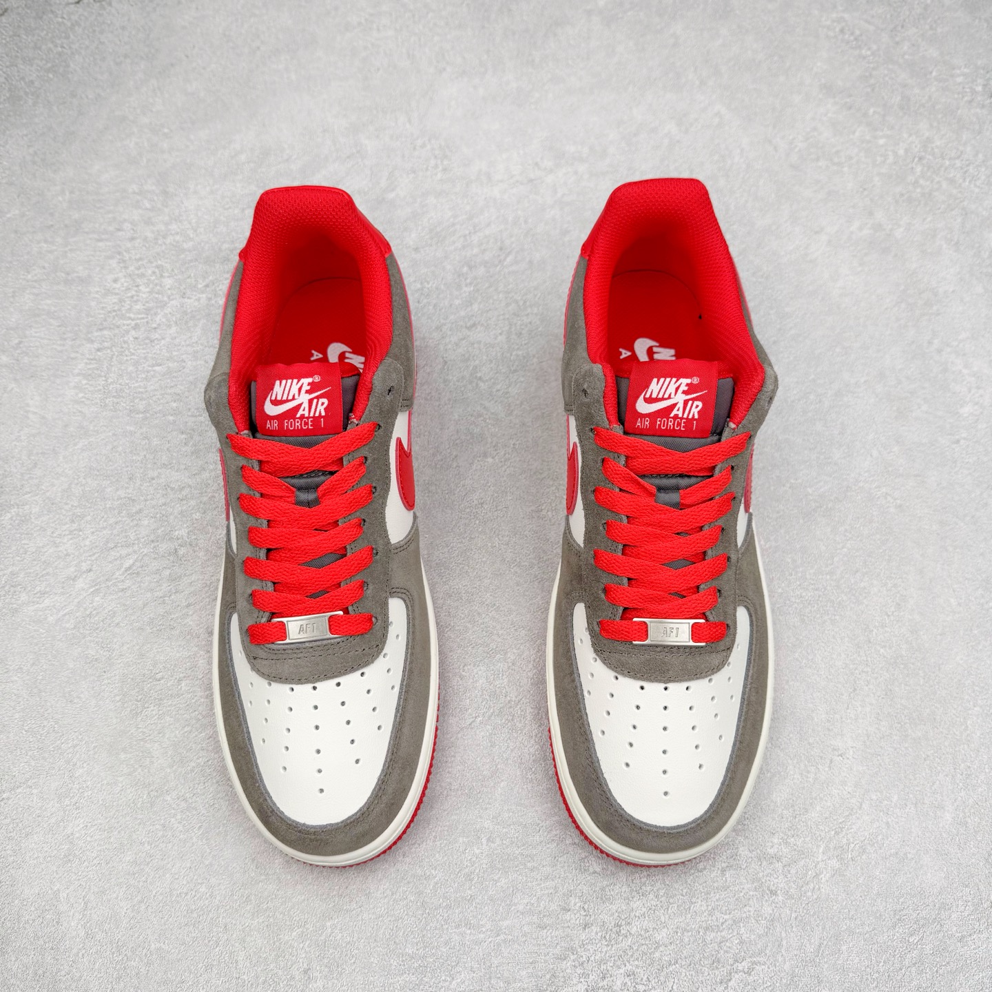 图片[2]-＃XT纯原 NK Air Force 1´07 Low 空军一号低帮百搭休闲运动板鞋 FQ8714-201 顶级批次 2022全新楦头鞋型 鱼鳞大底 历时开发三个月 清洁度完美 二维码鞋标 内置芯片及solo气垫 大底高度及其弧度依照正品 钢印 logo刺绣 鞋口弧度 鞋头长度 鞋面冲孔 鞋垫背胶及钢印 完美鞋型对比正品 每一处都是细节满满 柔软、弹性十足的缓震性能和出色的中底设计 横跨复古与现代的外型结合 造就出风靡全球 三十多年的Force 1 直到今天还深受青睐 实拍调校N版已经零色差零失真 百分百还原实物色彩所见即所得 不存在货不对板色差等低级问题 选购参考实物拍摄 不混卖不参货 只用心做好货严格选品 承诺混一赔十 尺码：36 36.5 37.5 38 38.5 39 40 40.5 41 42 42.5 43 44 44.5 45-选品中心