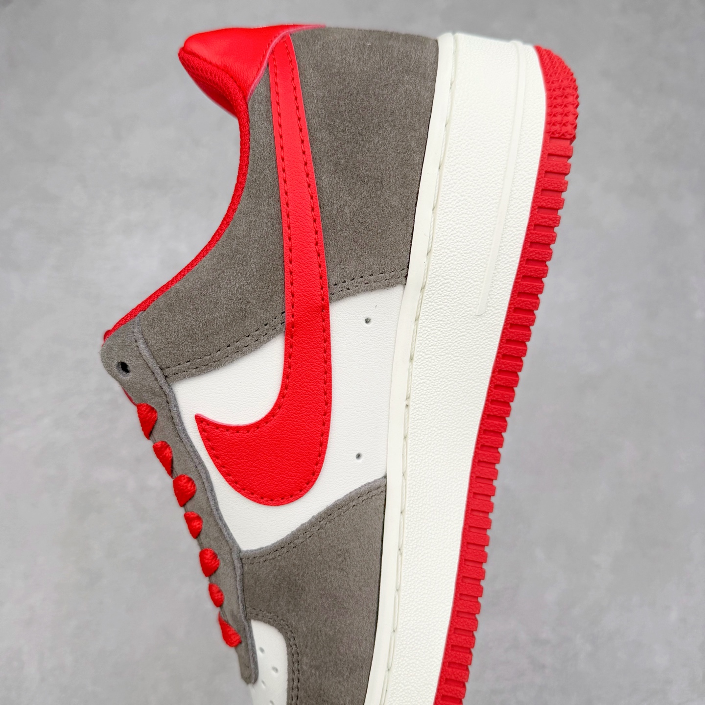 图片[7]-＃XT纯原 NK Air Force 1´07 Low 空军一号低帮百搭休闲运动板鞋 FQ8714-201 顶级批次 2022全新楦头鞋型 鱼鳞大底 历时开发三个月 清洁度完美 二维码鞋标 内置芯片及solo气垫 大底高度及其弧度依照正品 钢印 logo刺绣 鞋口弧度 鞋头长度 鞋面冲孔 鞋垫背胶及钢印 完美鞋型对比正品 每一处都是细节满满 柔软、弹性十足的缓震性能和出色的中底设计 横跨复古与现代的外型结合 造就出风靡全球 三十多年的Force 1 直到今天还深受青睐 实拍调校N版已经零色差零失真 百分百还原实物色彩所见即所得 不存在货不对板色差等低级问题 选购参考实物拍摄 不混卖不参货 只用心做好货严格选品 承诺混一赔十 尺码：36 36.5 37.5 38 38.5 39 40 40.5 41 42 42.5 43 44 44.5 45-选品中心