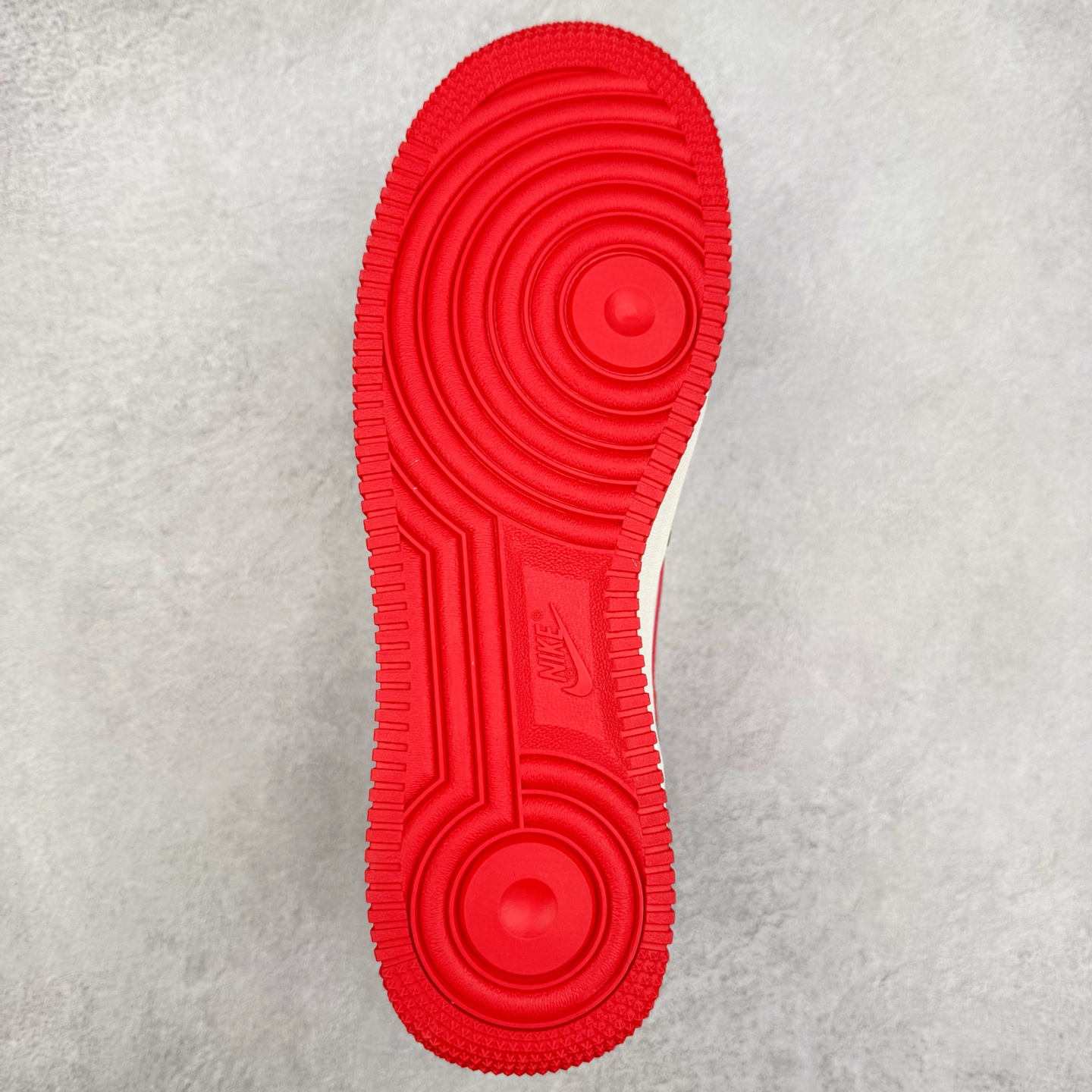 图片[9]-＃XT纯原 NK Air Force 1´07 Low 空军一号低帮百搭休闲运动板鞋 FQ8714-201 顶级批次 2022全新楦头鞋型 鱼鳞大底 历时开发三个月 清洁度完美 二维码鞋标 内置芯片及solo气垫 大底高度及其弧度依照正品 钢印 logo刺绣 鞋口弧度 鞋头长度 鞋面冲孔 鞋垫背胶及钢印 完美鞋型对比正品 每一处都是细节满满 柔软、弹性十足的缓震性能和出色的中底设计 横跨复古与现代的外型结合 造就出风靡全球 三十多年的Force 1 直到今天还深受青睐 实拍调校N版已经零色差零失真 百分百还原实物色彩所见即所得 不存在货不对板色差等低级问题 选购参考实物拍摄 不混卖不参货 只用心做好货严格选品 承诺混一赔十 尺码：36 36.5 37.5 38 38.5 39 40 40.5 41 42 42.5 43 44 44.5 45-选品中心