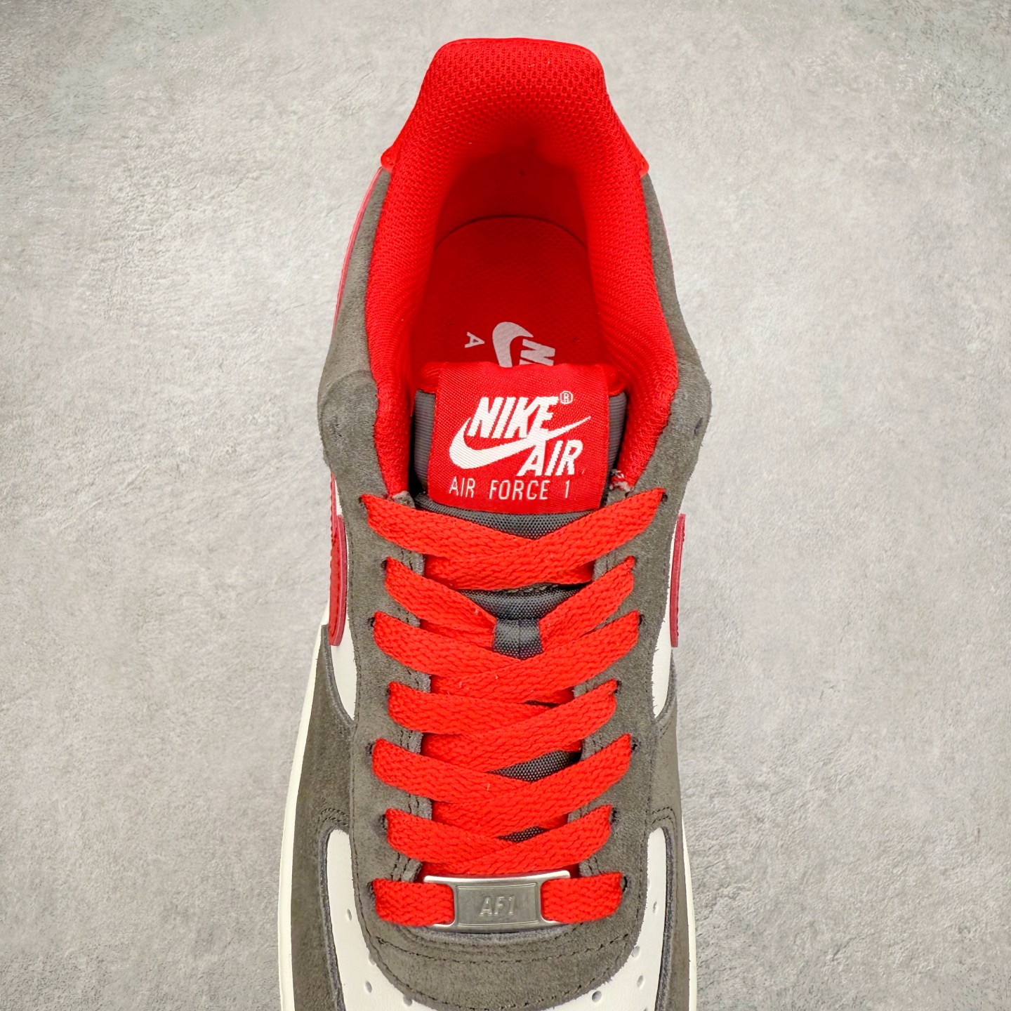 图片[5]-＃XT纯原 NK Air Force 1´07 Low 空军一号低帮百搭休闲运动板鞋 FQ8714-201 顶级批次 2022全新楦头鞋型 鱼鳞大底 历时开发三个月 清洁度完美 二维码鞋标 内置芯片及solo气垫 大底高度及其弧度依照正品 钢印 logo刺绣 鞋口弧度 鞋头长度 鞋面冲孔 鞋垫背胶及钢印 完美鞋型对比正品 每一处都是细节满满 柔软、弹性十足的缓震性能和出色的中底设计 横跨复古与现代的外型结合 造就出风靡全球 三十多年的Force 1 直到今天还深受青睐 实拍调校N版已经零色差零失真 百分百还原实物色彩所见即所得 不存在货不对板色差等低级问题 选购参考实物拍摄 不混卖不参货 只用心做好货严格选品 承诺混一赔十 尺码：36 36.5 37.5 38 38.5 39 40 40.5 41 42 42.5 43 44 44.5 45-选品中心