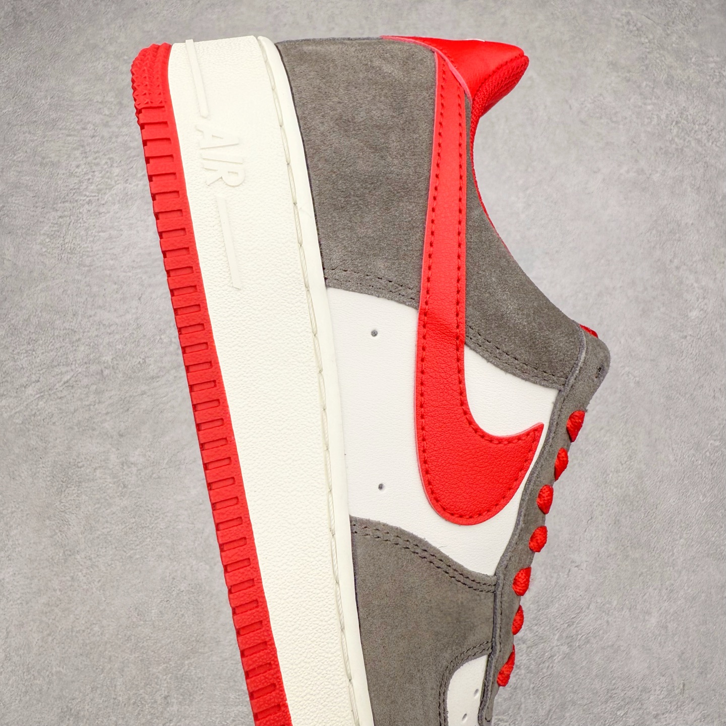 图片[6]-＃XT纯原 NK Air Force 1´07 Low 空军一号低帮百搭休闲运动板鞋 FQ8714-201 顶级批次 2022全新楦头鞋型 鱼鳞大底 历时开发三个月 清洁度完美 二维码鞋标 内置芯片及solo气垫 大底高度及其弧度依照正品 钢印 logo刺绣 鞋口弧度 鞋头长度 鞋面冲孔 鞋垫背胶及钢印 完美鞋型对比正品 每一处都是细节满满 柔软、弹性十足的缓震性能和出色的中底设计 横跨复古与现代的外型结合 造就出风靡全球 三十多年的Force 1 直到今天还深受青睐 实拍调校N版已经零色差零失真 百分百还原实物色彩所见即所得 不存在货不对板色差等低级问题 选购参考实物拍摄 不混卖不参货 只用心做好货严格选品 承诺混一赔十 尺码：36 36.5 37.5 38 38.5 39 40 40.5 41 42 42.5 43 44 44.5 45-选品中心