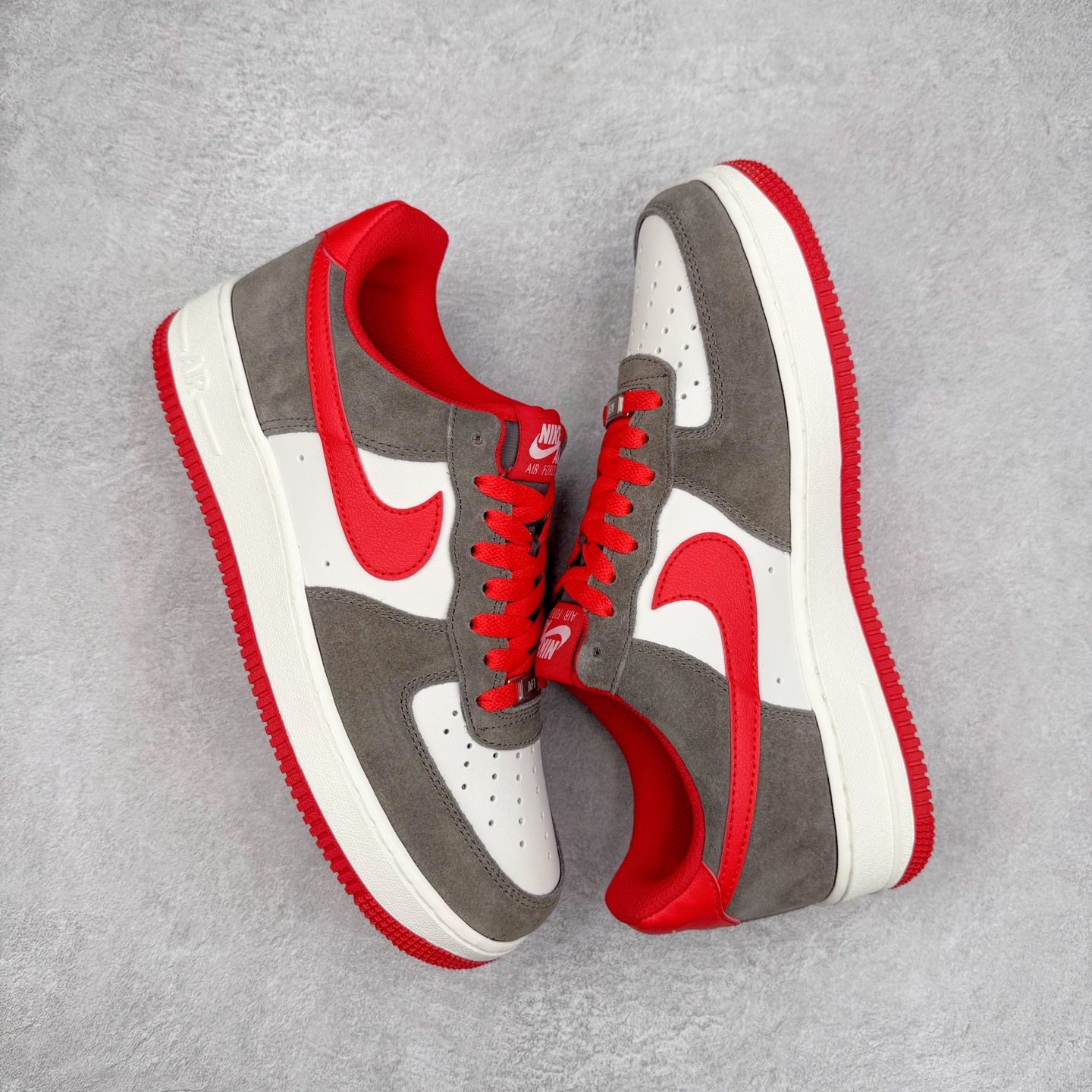 图片[3]-＃XT纯原 NK Air Force 1´07 Low 空军一号低帮百搭休闲运动板鞋 FQ8714-201 顶级批次 2022全新楦头鞋型 鱼鳞大底 历时开发三个月 清洁度完美 二维码鞋标 内置芯片及solo气垫 大底高度及其弧度依照正品 钢印 logo刺绣 鞋口弧度 鞋头长度 鞋面冲孔 鞋垫背胶及钢印 完美鞋型对比正品 每一处都是细节满满 柔软、弹性十足的缓震性能和出色的中底设计 横跨复古与现代的外型结合 造就出风靡全球 三十多年的Force 1 直到今天还深受青睐 实拍调校N版已经零色差零失真 百分百还原实物色彩所见即所得 不存在货不对板色差等低级问题 选购参考实物拍摄 不混卖不参货 只用心做好货严格选品 承诺混一赔十 尺码：36 36.5 37.5 38 38.5 39 40 40.5 41 42 42.5 43 44 44.5 45-选品中心