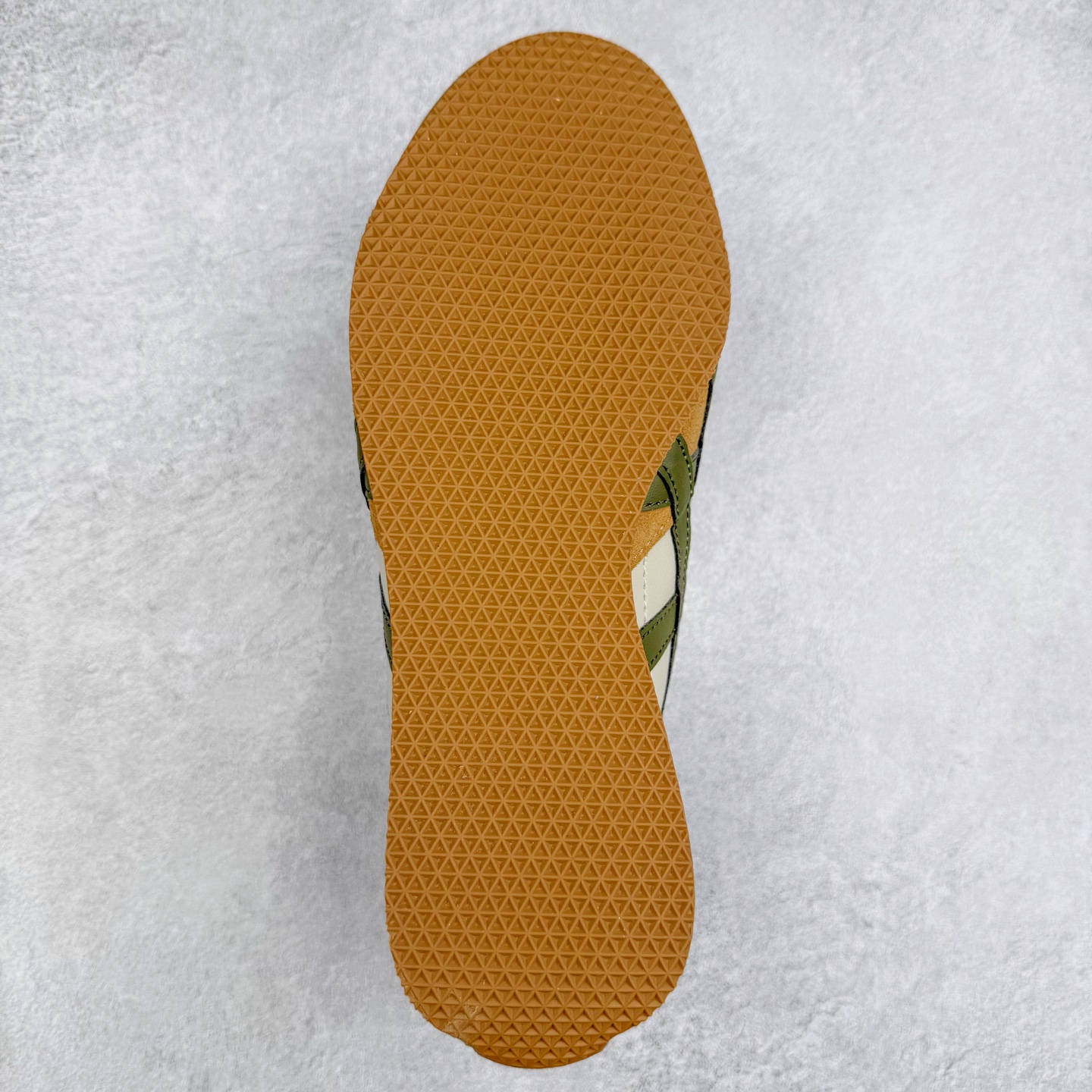 图片[9]-Onitsuka Tiger Runspark 鬼冢虎火星运动系列田径钉复古经典百搭皮革休闲慢跑鞋 鬼塚虎从运动中汲取灵感，并致力于打造融合舒适感受与创新设计的时尚品牌。品牌的设计风格既体现了对传统的致敬，同时也表达了对精致风格和现代创意的推崇。我们提供独具个性的全系列产品，打造从头到脚的整体穿搭。每件产品皆以精湛工艺匠心打造，细节考究，品质出众。尺码：36 37 37.5 38 39 39.5 40.5 41.5 42 42.5 43.5 44 45-选品中心