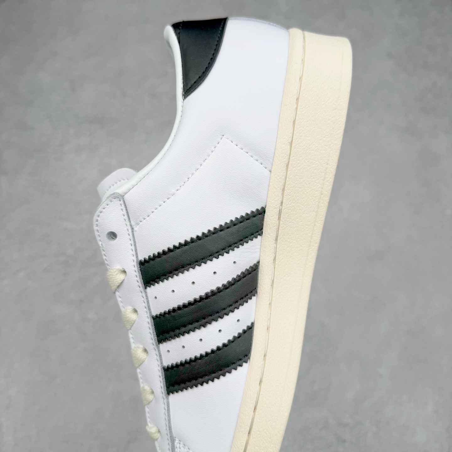 图片[7]-AD Originals Superstar 经典复古贝壳头板鞋 JI3138 诞生于1969年 是第一双将全皮面鞋 身与橡胶鞋头结合在一起的低帮篮球鞋 Superstar最开始 是作为高帮篮球鞋Pro Model的低帮版本而出现的 但因为其独特和醒目的橡胶鞋头造型而让大家熟知 被大家形象地称为\\\”shelltoe\\\”贝壳头 在70年代的美国职业篮球场上 接近3/4的NBA球员都将这双Superstar作为场上用鞋 80年代之后 经过不断的改良和发展 Superstar逐渐成为横跨时装、音乐、街头文化、休闲和运动等各大领域的时尚潮鞋 尺码：36 36.5 37 38 38.5 39 40 40.5 41 42 42.5 43 44 44.5 45-选品中心