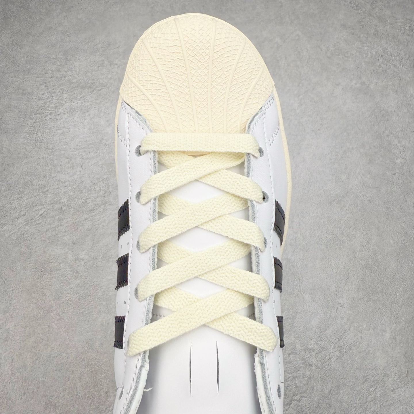 图片[4]-AD Originals Superstar 经典复古贝壳头板鞋 JI3138 诞生于1969年 是第一双将全皮面鞋 身与橡胶鞋头结合在一起的低帮篮球鞋 Superstar最开始 是作为高帮篮球鞋Pro Model的低帮版本而出现的 但因为其独特和醒目的橡胶鞋头造型而让大家熟知 被大家形象地称为\\\”shelltoe\\\”贝壳头 在70年代的美国职业篮球场上 接近3/4的NBA球员都将这双Superstar作为场上用鞋 80年代之后 经过不断的改良和发展 Superstar逐渐成为横跨时装、音乐、街头文化、休闲和运动等各大领域的时尚潮鞋 尺码：36 36.5 37 38 38.5 39 40 40.5 41 42 42.5 43 44 44.5 45-选品中心