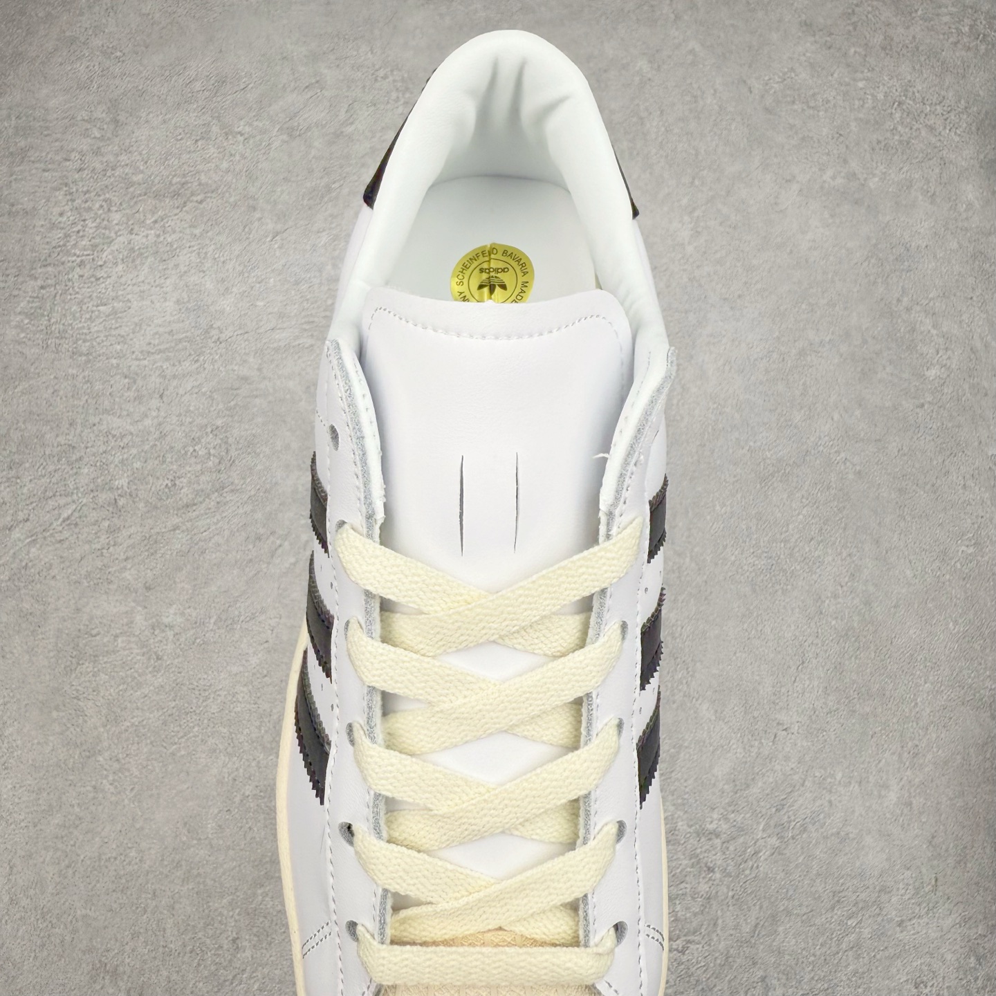 图片[5]-AD Originals Superstar 经典复古贝壳头板鞋 JI3138 诞生于1969年 是第一双将全皮面鞋 身与橡胶鞋头结合在一起的低帮篮球鞋 Superstar最开始 是作为高帮篮球鞋Pro Model的低帮版本而出现的 但因为其独特和醒目的橡胶鞋头造型而让大家熟知 被大家形象地称为\\\”shelltoe\\\”贝壳头 在70年代的美国职业篮球场上 接近3/4的NBA球员都将这双Superstar作为场上用鞋 80年代之后 经过不断的改良和发展 Superstar逐渐成为横跨时装、音乐、街头文化、休闲和运动等各大领域的时尚潮鞋 尺码：36 36.5 37 38 38.5 39 40 40.5 41 42 42.5 43 44 44.5 45-选品中心