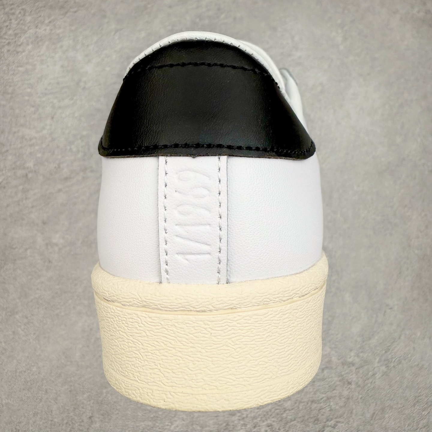 图片[8]-AD Originals Superstar 经典复古贝壳头板鞋 JI3138 诞生于1969年 是第一双将全皮面鞋 身与橡胶鞋头结合在一起的低帮篮球鞋 Superstar最开始 是作为高帮篮球鞋Pro Model的低帮版本而出现的 但因为其独特和醒目的橡胶鞋头造型而让大家熟知 被大家形象地称为\\\”shelltoe\\\”贝壳头 在70年代的美国职业篮球场上 接近3/4的NBA球员都将这双Superstar作为场上用鞋 80年代之后 经过不断的改良和发展 Superstar逐渐成为横跨时装、音乐、街头文化、休闲和运动等各大领域的时尚潮鞋 尺码：36 36.5 37 38 38.5 39 40 40.5 41 42 42.5 43 44 44.5 45-选品中心