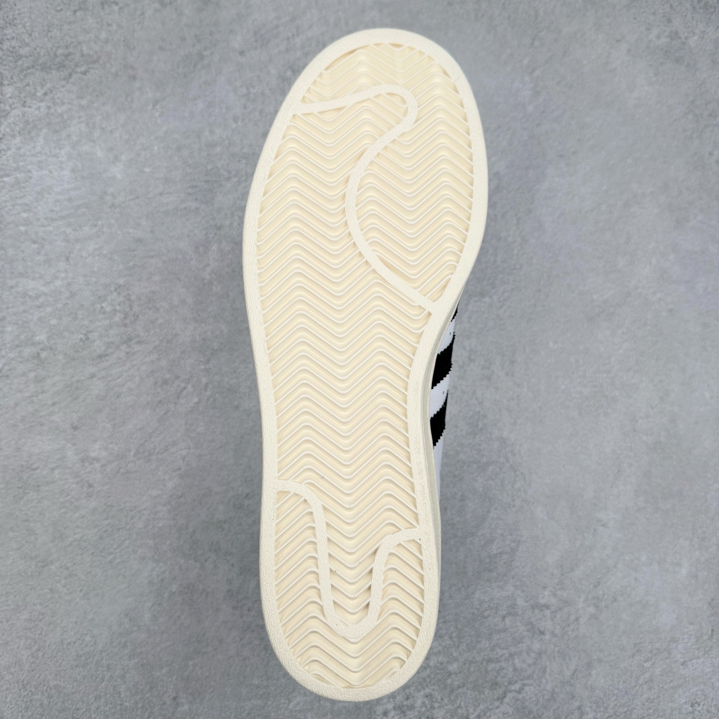 图片[9]-AD Originals Superstar 经典复古贝壳头板鞋 JI3138 诞生于1969年 是第一双将全皮面鞋 身与橡胶鞋头结合在一起的低帮篮球鞋 Superstar最开始 是作为高帮篮球鞋Pro Model的低帮版本而出现的 但因为其独特和醒目的橡胶鞋头造型而让大家熟知 被大家形象地称为\\\”shelltoe\\\”贝壳头 在70年代的美国职业篮球场上 接近3/4的NBA球员都将这双Superstar作为场上用鞋 80年代之后 经过不断的改良和发展 Superstar逐渐成为横跨时装、音乐、街头文化、休闲和运动等各大领域的时尚潮鞋 尺码：36 36.5 37 38 38.5 39 40 40.5 41 42 42.5 43 44 44.5 45-选品中心