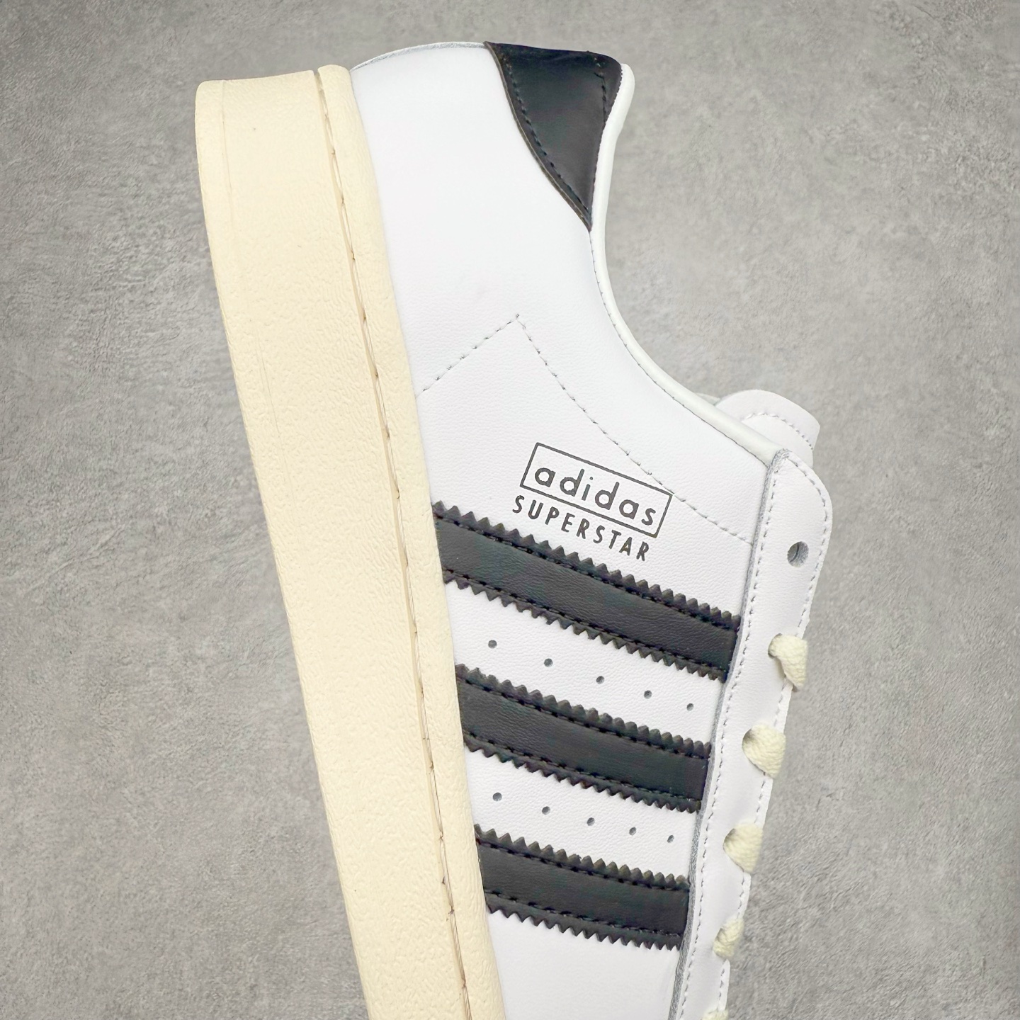图片[6]-AD Originals Superstar 经典复古贝壳头板鞋 JI3138 诞生于1969年 是第一双将全皮面鞋 身与橡胶鞋头结合在一起的低帮篮球鞋 Superstar最开始 是作为高帮篮球鞋Pro Model的低帮版本而出现的 但因为其独特和醒目的橡胶鞋头造型而让大家熟知 被大家形象地称为\\\”shelltoe\\\”贝壳头 在70年代的美国职业篮球场上 接近3/4的NBA球员都将这双Superstar作为场上用鞋 80年代之后 经过不断的改良和发展 Superstar逐渐成为横跨时装、音乐、街头文化、休闲和运动等各大领域的时尚潮鞋 尺码：36 36.5 37 38 38.5 39 40 40.5 41 42 42.5 43 44 44.5 45-选品中心