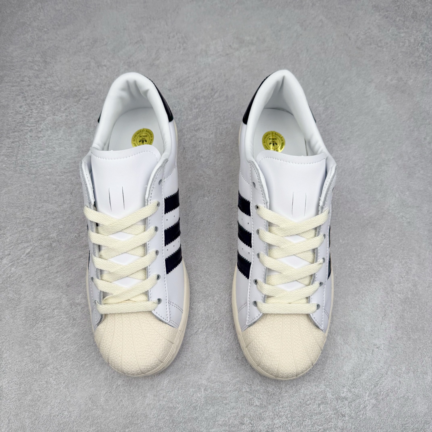 图片[2]-AD Originals Superstar 经典复古贝壳头板鞋 JI3138 诞生于1969年 是第一双将全皮面鞋 身与橡胶鞋头结合在一起的低帮篮球鞋 Superstar最开始 是作为高帮篮球鞋Pro Model的低帮版本而出现的 但因为其独特和醒目的橡胶鞋头造型而让大家熟知 被大家形象地称为\\\”shelltoe\\\”贝壳头 在70年代的美国职业篮球场上 接近3/4的NBA球员都将这双Superstar作为场上用鞋 80年代之后 经过不断的改良和发展 Superstar逐渐成为横跨时装、音乐、街头文化、休闲和运动等各大领域的时尚潮鞋 尺码：36 36.5 37 38 38.5 39 40 40.5 41 42 42.5 43 44 44.5 45-选品中心