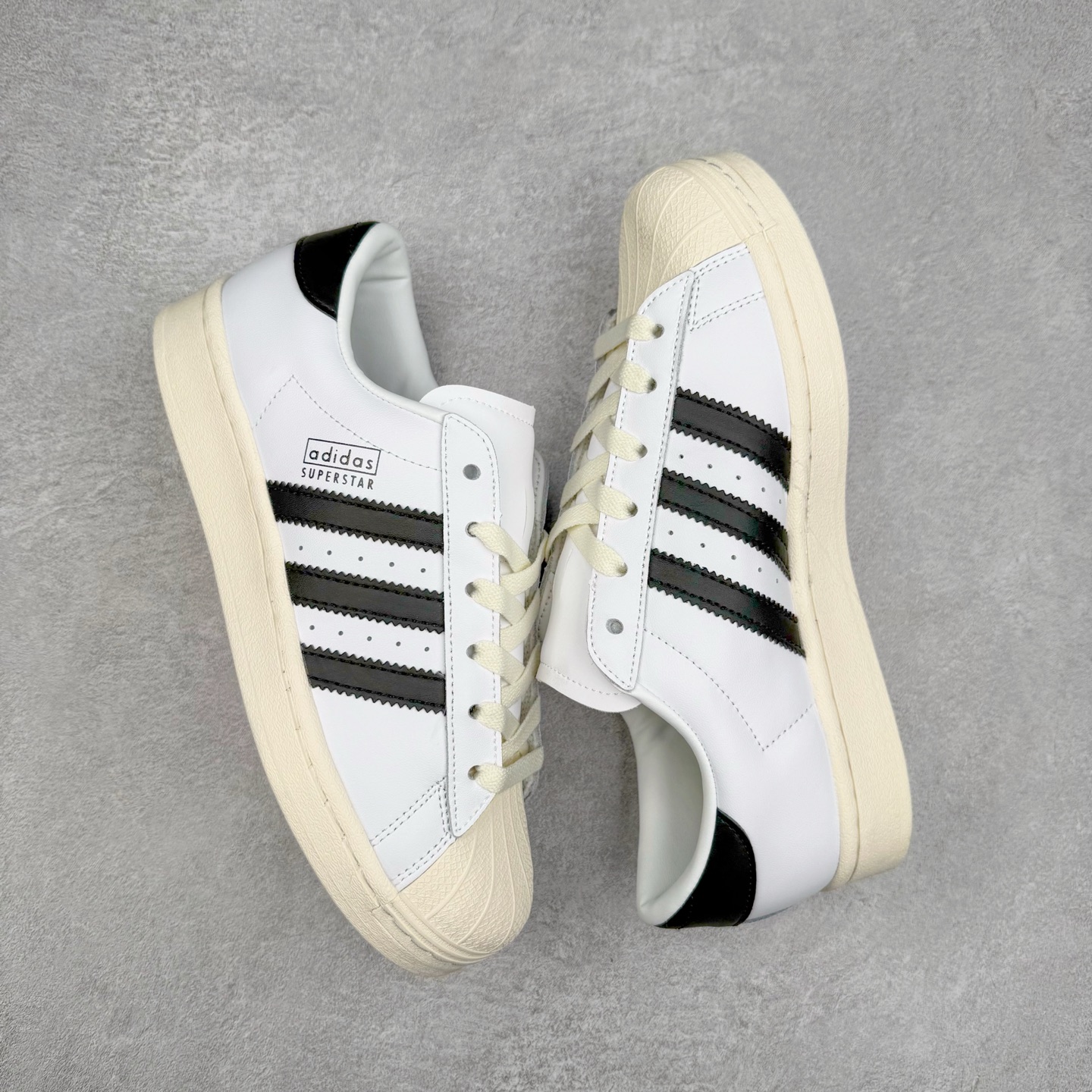 图片[3]-AD Originals Superstar 经典复古贝壳头板鞋 JI3138 诞生于1969年 是第一双将全皮面鞋 身与橡胶鞋头结合在一起的低帮篮球鞋 Superstar最开始 是作为高帮篮球鞋Pro Model的低帮版本而出现的 但因为其独特和醒目的橡胶鞋头造型而让大家熟知 被大家形象地称为\\\”shelltoe\\\”贝壳头 在70年代的美国职业篮球场上 接近3/4的NBA球员都将这双Superstar作为场上用鞋 80年代之后 经过不断的改良和发展 Superstar逐渐成为横跨时装、音乐、街头文化、休闲和运动等各大领域的时尚潮鞋 尺码：36 36.5 37 38 38.5 39 40 40.5 41 42 42.5 43 44 44.5 45-选品中心