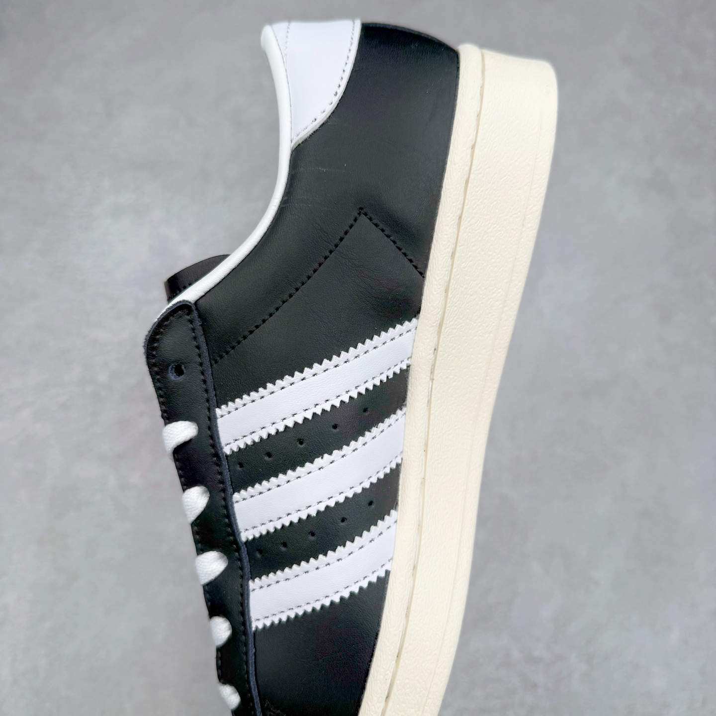 图片[7]-AD Originals Superstar 经典复古贝壳头板鞋 JI0319 诞生于1969年 是第一双将全皮面鞋 身与橡胶鞋头结合在一起的低帮篮球鞋 Superstar最开始 是作为高帮篮球鞋Pro Model的低帮版本而出现的 但因为其独特和醒目的橡胶鞋头造型而让大家熟知 被大家形象地称为\\\”shelltoe\\\”贝壳头 在70年代的美国职业篮球场上 接近3/4的NBA球员都将这双Superstar作为场上用鞋 80年代之后 经过不断的改良和发展 Superstar逐渐成为横跨时装、音乐、街头文化、休闲和运动等各大领域的时尚潮鞋 尺码：36 36.5 37 38 38.5 39 40 40.5 41 42 42.5 43 44 44.5 45-选品中心