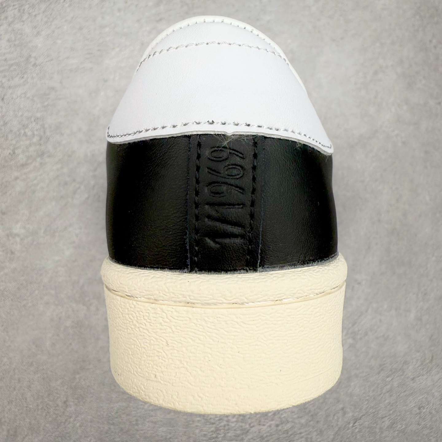 图片[8]-AD Originals Superstar 经典复古贝壳头板鞋 JI0319 诞生于1969年 是第一双将全皮面鞋 身与橡胶鞋头结合在一起的低帮篮球鞋 Superstar最开始 是作为高帮篮球鞋Pro Model的低帮版本而出现的 但因为其独特和醒目的橡胶鞋头造型而让大家熟知 被大家形象地称为\\\”shelltoe\\\”贝壳头 在70年代的美国职业篮球场上 接近3/4的NBA球员都将这双Superstar作为场上用鞋 80年代之后 经过不断的改良和发展 Superstar逐渐成为横跨时装、音乐、街头文化、休闲和运动等各大领域的时尚潮鞋 尺码：36 36.5 37 38 38.5 39 40 40.5 41 42 42.5 43 44 44.5 45-选品中心