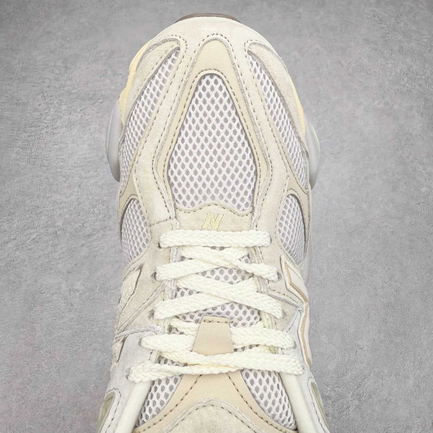 图片[4]-New Balance NB9060 复古运动鞋 新百伦又带来了新鞋型 并且是与芝加哥街头品牌 Joe Freshgoods 的联名款 鞋身主体采用了类似 990 系列的设计风格 与传统复古慢跑鞋区别不大 最大的变化就是鞋底部分 在传统设计的中底外层 增加了多个分区的模块 圆润的线条设计与我们熟悉的 New Balance 风格截然不同 但与同样充满弧形线条的鞋面搭配 看起来毫无违和感 尺码：36-45-选品中心