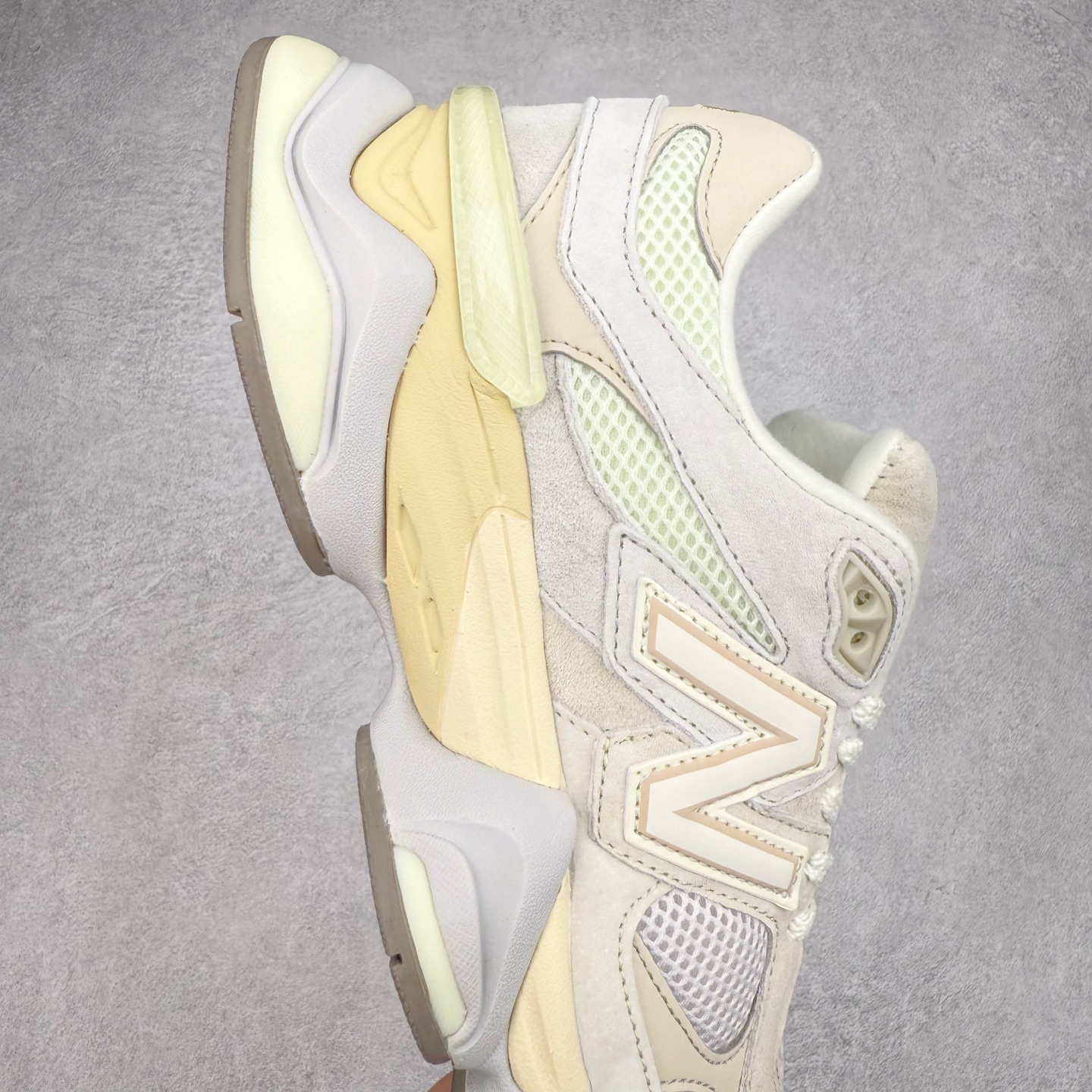 图片[6]-New Balance NB9060 复古运动鞋 新百伦又带来了新鞋型 并且是与芝加哥街头品牌 Joe Freshgoods 的联名款 鞋身主体采用了类似 990 系列的设计风格 与传统复古慢跑鞋区别不大 最大的变化就是鞋底部分 在传统设计的中底外层 增加了多个分区的模块 圆润的线条设计与我们熟悉的 New Balance 风格截然不同 但与同样充满弧形线条的鞋面搭配 看起来毫无违和感 尺码：36-45-选品中心