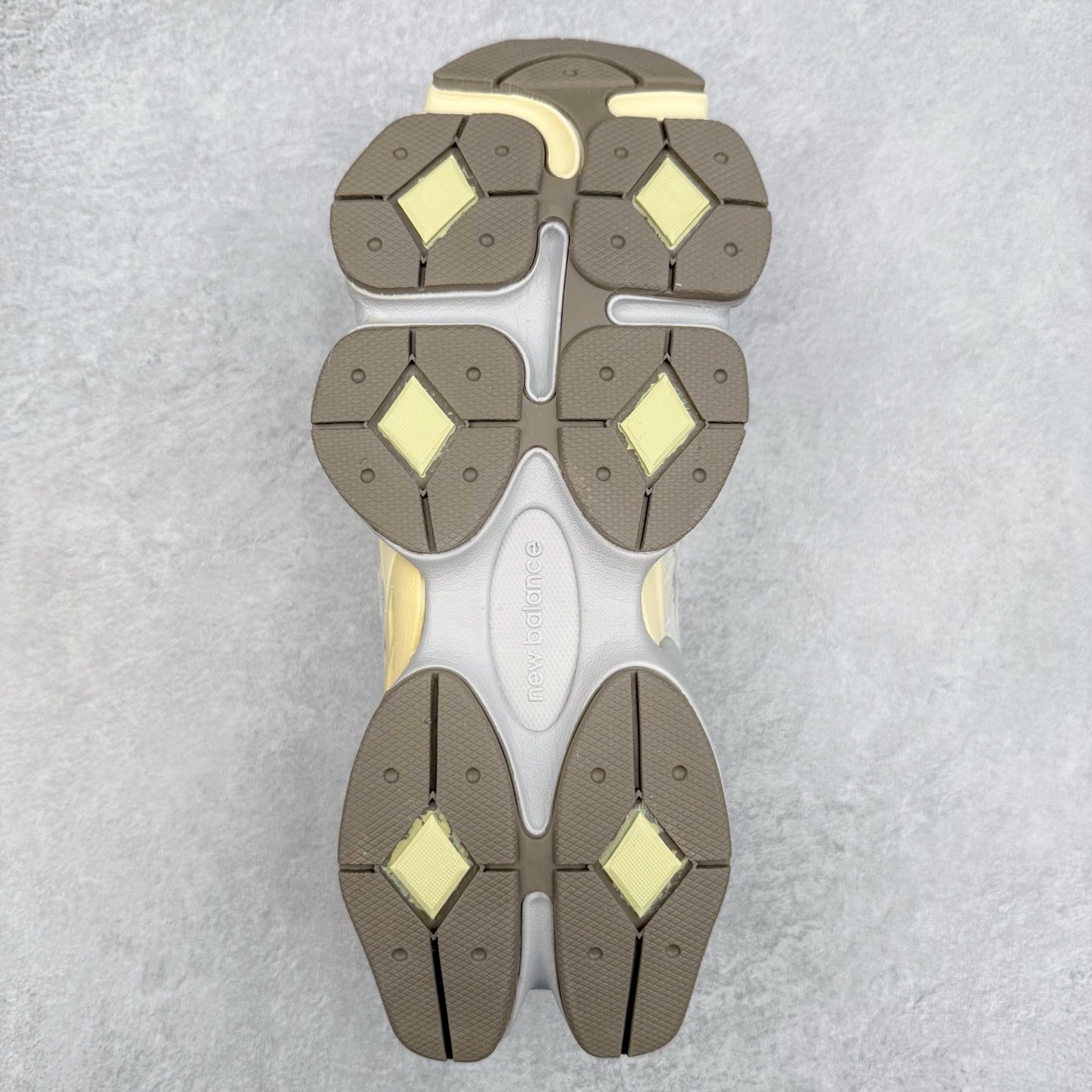 图片[9]-New Balance NB9060 复古运动鞋 新百伦又带来了新鞋型 并且是与芝加哥街头品牌 Joe Freshgoods 的联名款 鞋身主体采用了类似 990 系列的设计风格 与传统复古慢跑鞋区别不大 最大的变化就是鞋底部分 在传统设计的中底外层 增加了多个分区的模块 圆润的线条设计与我们熟悉的 New Balance 风格截然不同 但与同样充满弧形线条的鞋面搭配 看起来毫无违和感 尺码：36-45-选品中心