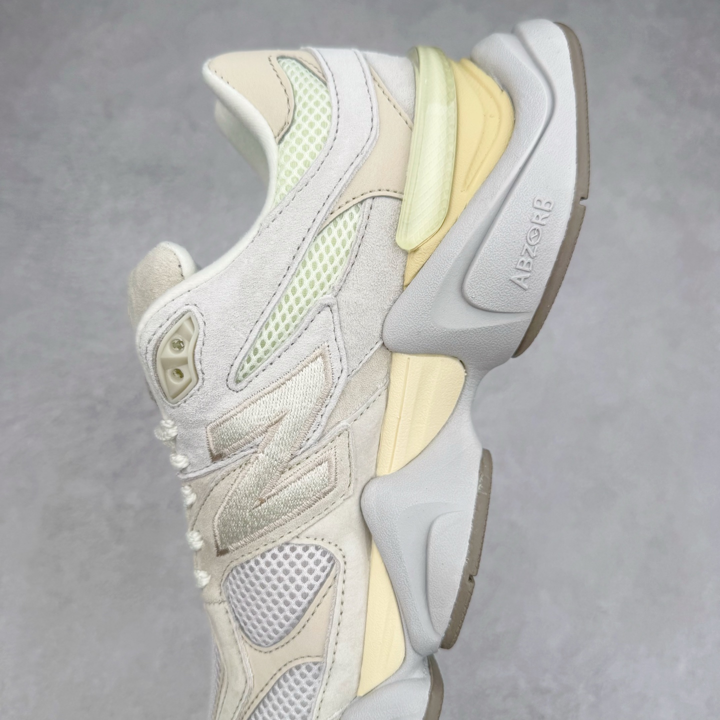 图片[7]-New Balance NB9060 复古运动鞋 新百伦又带来了新鞋型 并且是与芝加哥街头品牌 Joe Freshgoods 的联名款 鞋身主体采用了类似 990 系列的设计风格 与传统复古慢跑鞋区别不大 最大的变化就是鞋底部分 在传统设计的中底外层 增加了多个分区的模块 圆润的线条设计与我们熟悉的 New Balance 风格截然不同 但与同样充满弧形线条的鞋面搭配 看起来毫无违和感 尺码：36-45-选品中心