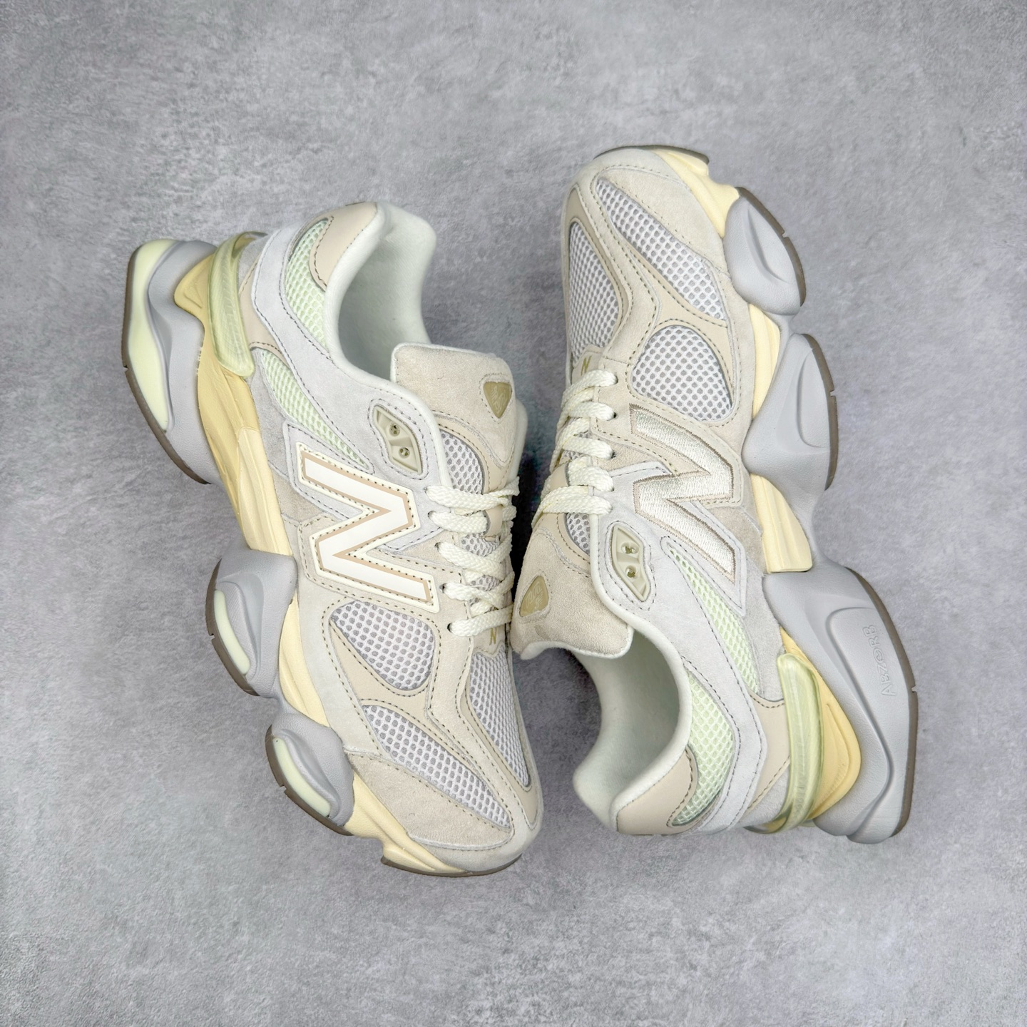 图片[3]-New Balance NB9060 复古运动鞋 新百伦又带来了新鞋型 并且是与芝加哥街头品牌 Joe Freshgoods 的联名款 鞋身主体采用了类似 990 系列的设计风格 与传统复古慢跑鞋区别不大 最大的变化就是鞋底部分 在传统设计的中底外层 增加了多个分区的模块 圆润的线条设计与我们熟悉的 New Balance 风格截然不同 但与同样充满弧形线条的鞋面搭配 看起来毫无违和感 尺码：36-45-选品中心