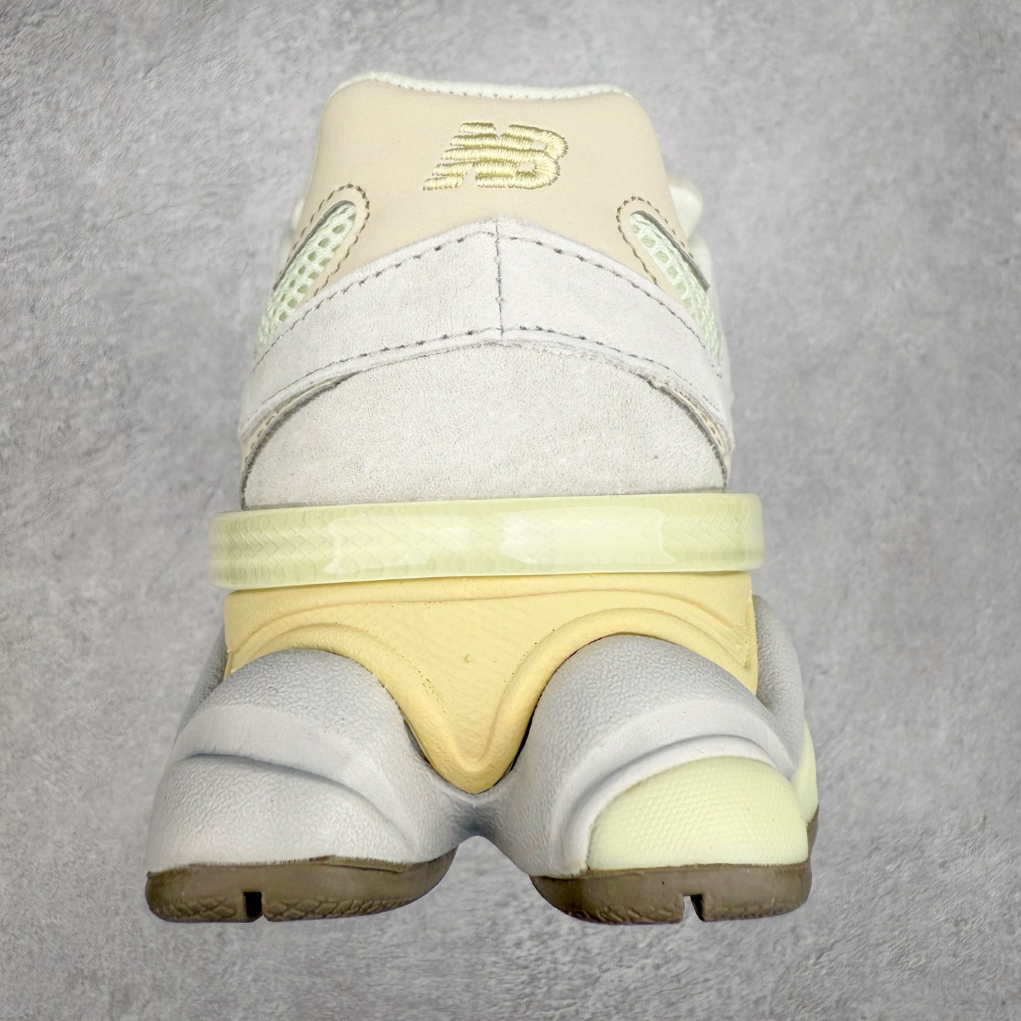 图片[8]-New Balance NB9060 复古运动鞋 新百伦又带来了新鞋型 并且是与芝加哥街头品牌 Joe Freshgoods 的联名款 鞋身主体采用了类似 990 系列的设计风格 与传统复古慢跑鞋区别不大 最大的变化就是鞋底部分 在传统设计的中底外层 增加了多个分区的模块 圆润的线条设计与我们熟悉的 New Balance 风格截然不同 但与同样充满弧形线条的鞋面搭配 看起来毫无违和感 尺码：36-45-选品中心