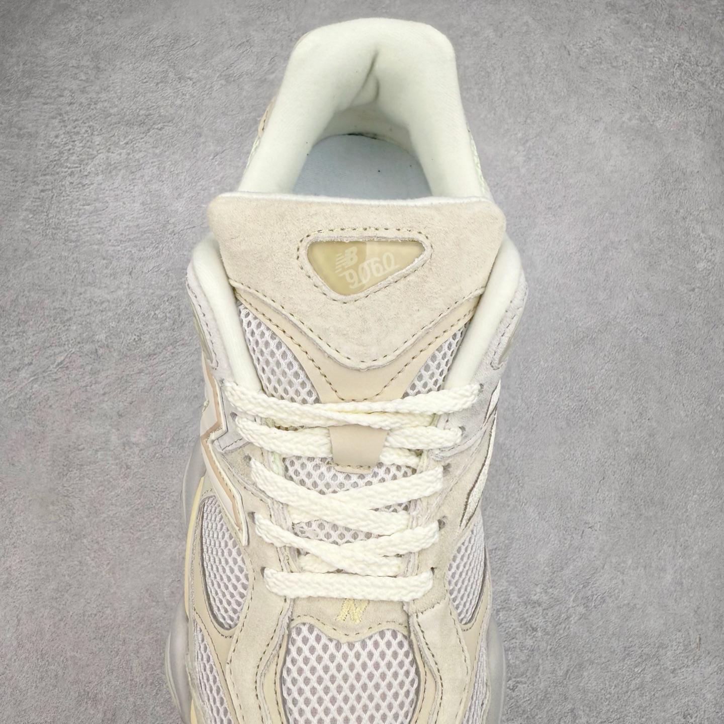 图片[5]-New Balance NB9060 复古运动鞋 新百伦又带来了新鞋型 并且是与芝加哥街头品牌 Joe Freshgoods 的联名款 鞋身主体采用了类似 990 系列的设计风格 与传统复古慢跑鞋区别不大 最大的变化就是鞋底部分 在传统设计的中底外层 增加了多个分区的模块 圆润的线条设计与我们熟悉的 New Balance 风格截然不同 但与同样充满弧形线条的鞋面搭配 看起来毫无违和感 尺码：36-45-选品中心