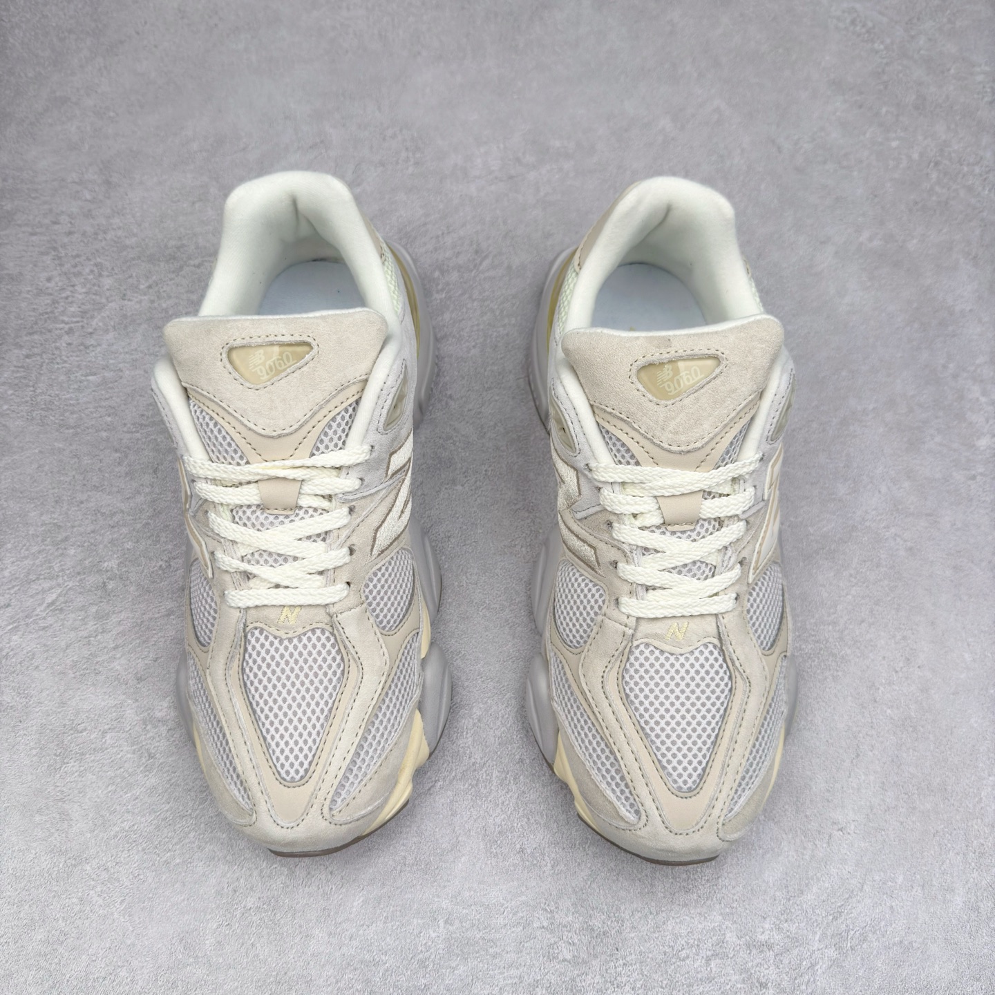 图片[2]-New Balance NB9060 复古运动鞋 新百伦又带来了新鞋型 并且是与芝加哥街头品牌 Joe Freshgoods 的联名款 鞋身主体采用了类似 990 系列的设计风格 与传统复古慢跑鞋区别不大 最大的变化就是鞋底部分 在传统设计的中底外层 增加了多个分区的模块 圆润的线条设计与我们熟悉的 New Balance 风格截然不同 但与同样充满弧形线条的鞋面搭配 看起来毫无违和感 尺码：36-45-选品中心