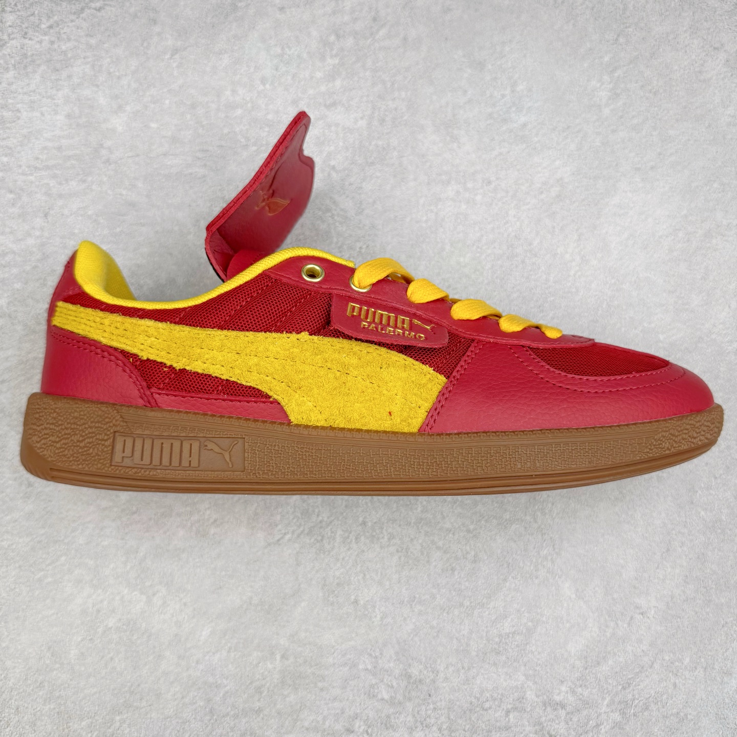 PUMA Palermo Trainer 彪马防滑耐磨低帮德训休闲板鞋 简约又不失设计巧思的帅气风格让它轻松驾驭日常休闲或滑板场合 运动兼具匠心 细节彰显品质 衬垫边缘以提供支撑和灵活性 强化鞋头以承受持续的磨损 耐磨性强 稳定性高 抓地更牢 不易打滑 尺码: 35 36 36.5 37.5 38 38.5 39 40 40.5 41 42 42.5 43 44 45-选品中心