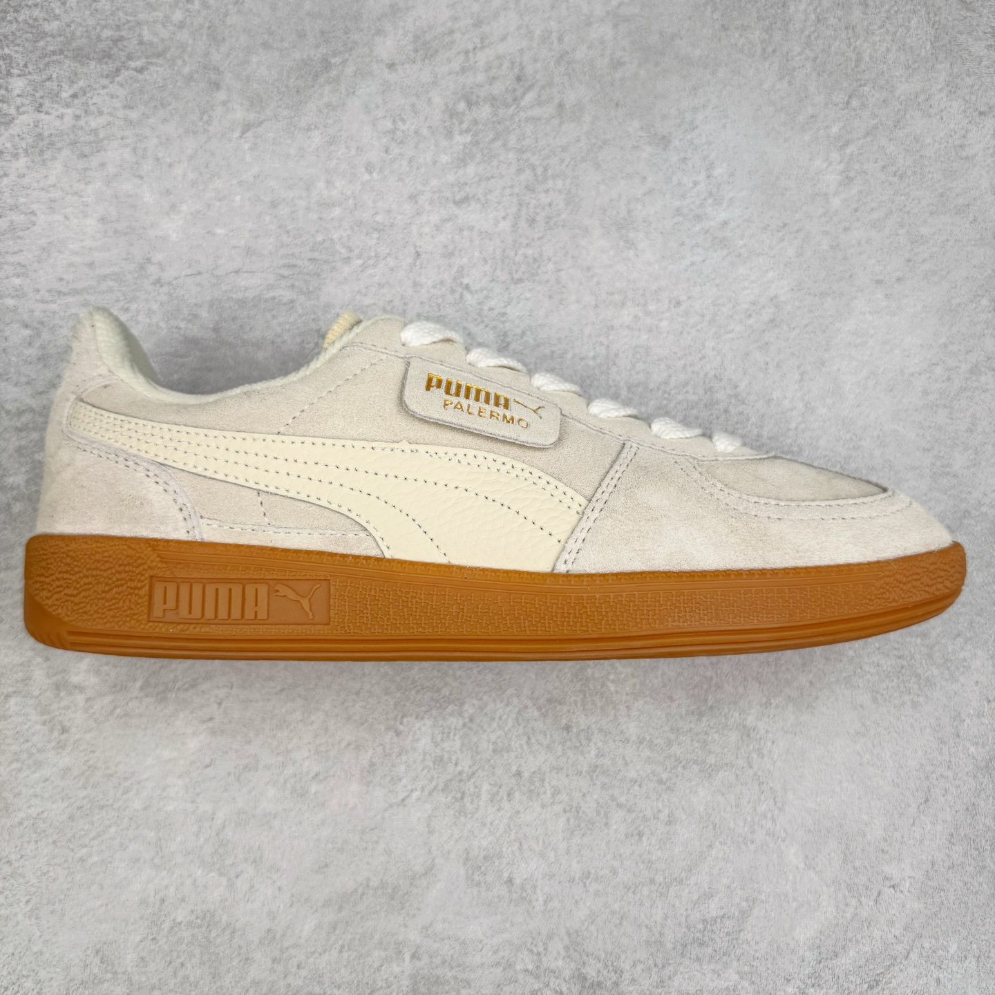 PUMA Palermo Trainer 彪马防滑耐磨低帮德训休闲板鞋 简约又不失设计巧思的帅气风格让它轻松驾驭日常休闲或滑板场合 运动兼具匠心 细节彰显品质 衬垫边缘以提供支撑和灵活性 强化鞋头以承受持续的磨损 耐磨性强 稳定性高 抓地更牢 不易打滑 尺码： 35 36 36.5 37.5 38 38.5 39 40 40.5 41 42 42.5 43 44 45-选品中心