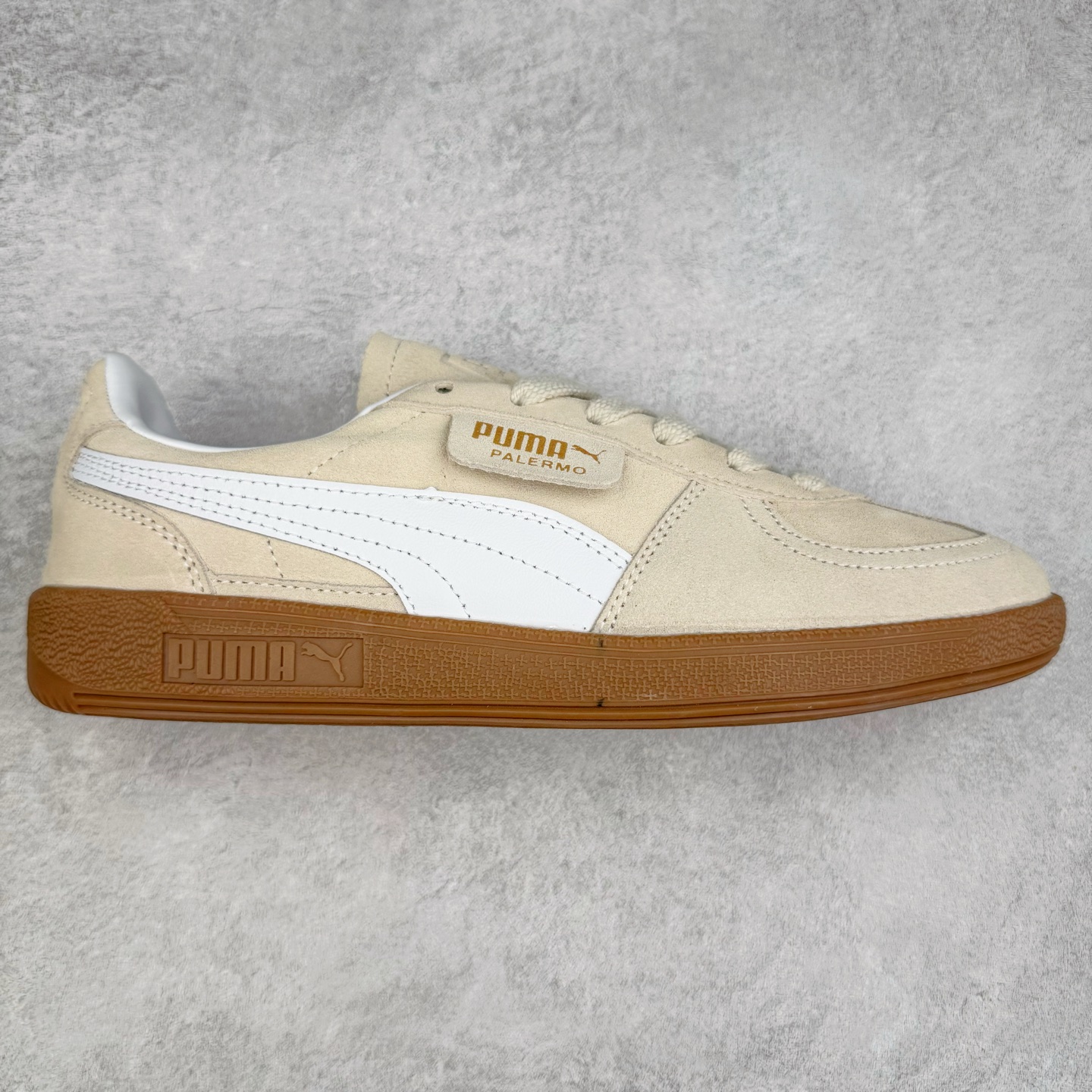 PUMA Palermo Trainer 彪马防滑耐磨低帮德训休闲板鞋 简约又不失设计巧思的帅气风格让它轻松驾驭日常休闲或滑板场合 运动兼具匠心 细节彰显品质 衬垫边缘以提供支撑和灵活性 强化鞋头以承受持续的磨损 耐磨性强 稳定性高 抓地更牢 不易打滑 尺码: 35 36 36.5 37.5 38 38.5 39 40 40.5 41 42 42.5 43 44 45-选品中心