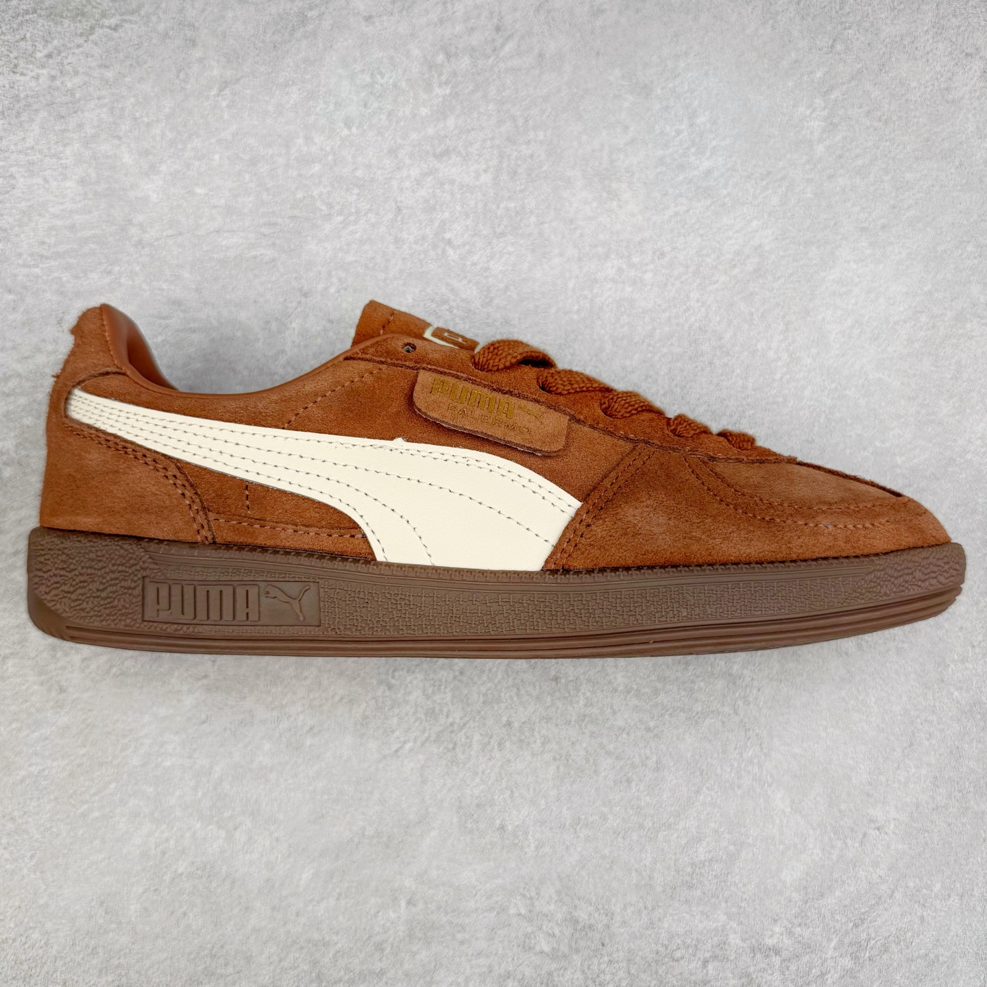 PUMA Palermo Trainer 彪马防滑耐磨低帮德训休闲板鞋 简约又不失设计巧思的帅气风格让它轻松驾驭日常休闲或滑板场合 运动兼具匠心 细节彰显品质 衬垫边缘以提供支撑和灵活性 强化鞋头以承受持续的磨损 耐磨性强 稳定性高 抓地更牢 不易打滑 尺码: 35 36 36.5 37.5 38 38.5 39 40 40.5 41 42 42.5 43 44 45-选品中心