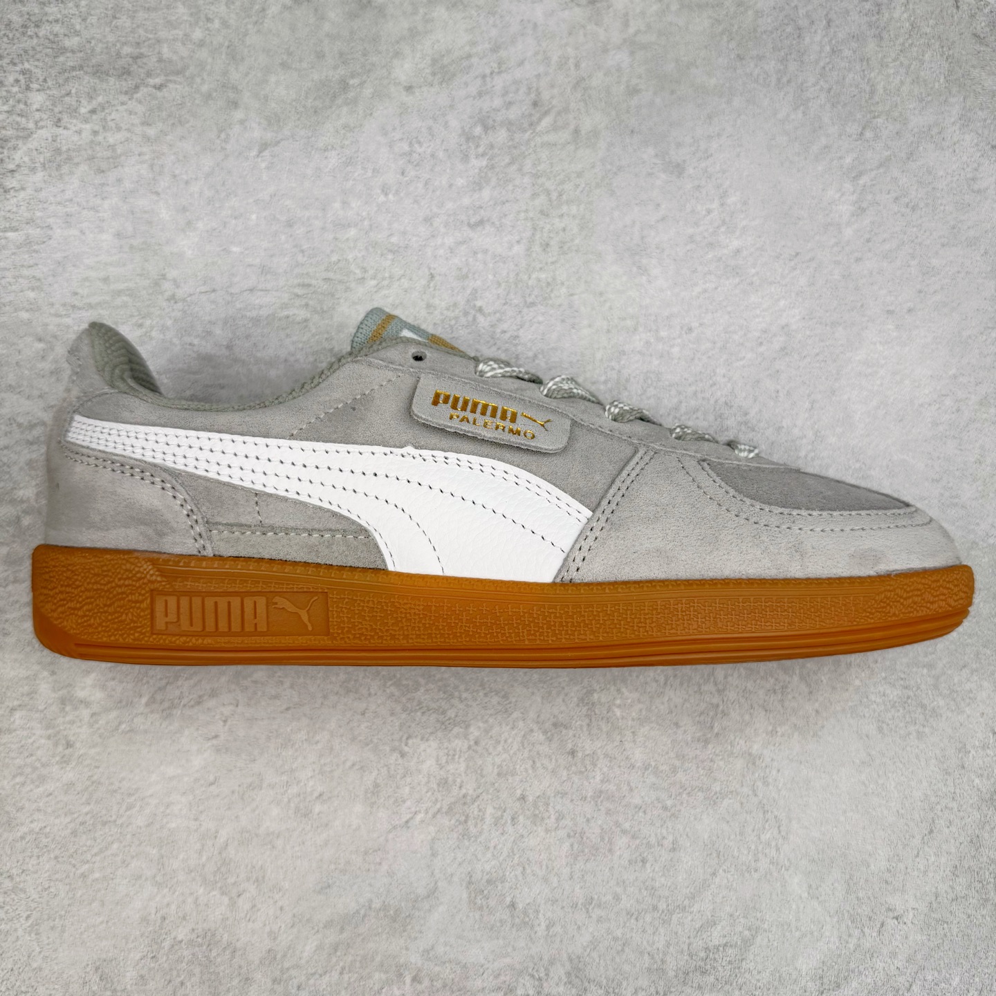 PUMA Palermo Trainer 彪马防滑耐磨低帮德训休闲板鞋 简约又不失设计巧思的帅气风格让它轻松驾驭日常休闲或滑板场合 运动兼具匠心 细节彰显品质 衬垫边缘以提供支撑和灵活性 强化鞋头以承受持续的磨损 耐磨性强 稳定性高 抓地更牢 不易打滑 尺码: 35 36 36.5 37.5 38 38.5 39 40 40.5 41 42 42.5 43 44 45-选品中心