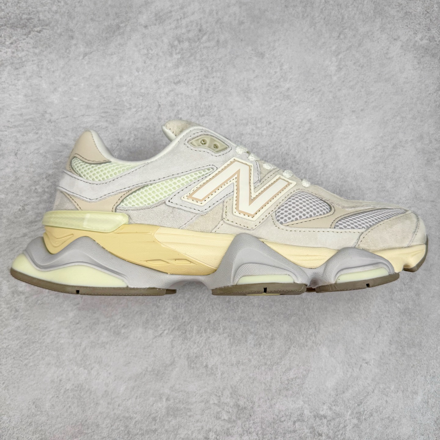 New Balance NB9060 复古运动鞋 新百伦又带来了新鞋型 并且是与芝加哥街头品牌 Joe Freshgoods 的联名款 鞋身主体采用了类似 990 系列的设计风格 与传统复古慢跑鞋区别不大 最大的变化就是鞋底部分 在传统设计的中底外层 增加了多个分区的模块 圆润的线条设计与我们熟悉的 New Balance 风格截然不同 但与同样充满弧形线条的鞋面搭配 看起来毫无违和感 尺码：36-45-选品中心