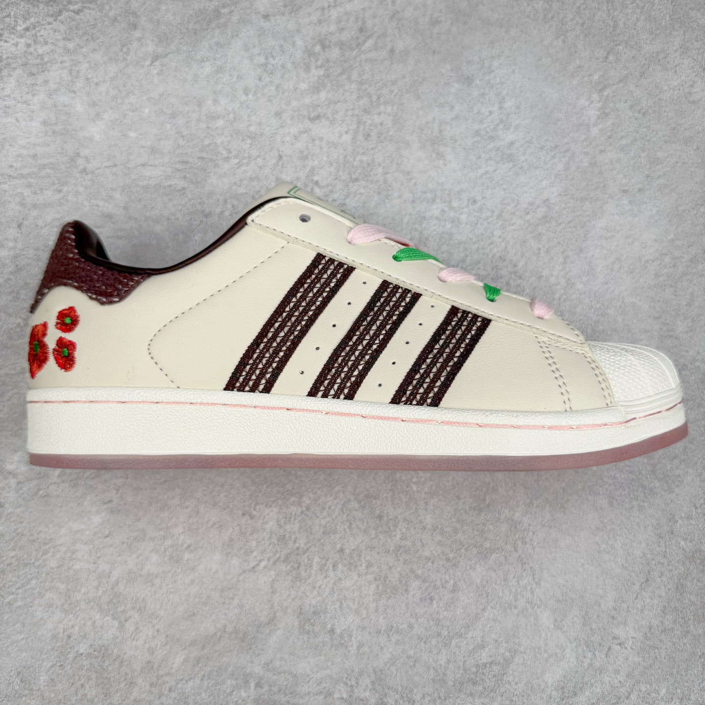 AD Originals Superstar 经典复古贝壳头板鞋 JH5579 诞生于1969年 是第一双将全皮面鞋 身与橡胶鞋头结合在一起的低帮篮球鞋 Superstar最开始 是作为高帮篮球鞋Pro Model的低帮版本而出现的 但因为其独特和醒目的橡胶鞋头造型而让大家熟知 被大家形象地称为\\\”shelltoe\\\”贝壳头 在70年代的美国职业篮球场上 接近3/4的NBA球员都将这双Superstar作为场上用鞋 80年代之后 经过不断的改良和发展 Superstar逐渐成为横跨时装、音乐、街头文化、休闲和运动等各大领域的时尚潮鞋 尺码：36 36.5 37 38 38.5 39 40 40.5 41 42 42.5 43 44 44.5 45-选品中心