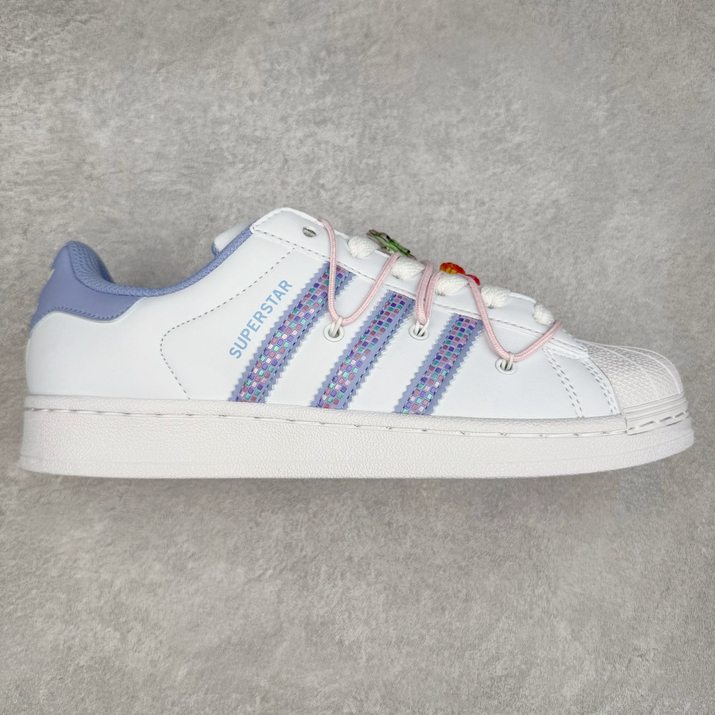 AD Originals Superstar 经典复古贝壳头板鞋 JR1332 诞生于1969年 是第一双将全皮面鞋 身与橡胶鞋头结合在一起的低帮篮球鞋 Superstar最开始 是作为高帮篮球鞋Pro Model的低帮版本而出现的 但因为其独特和醒目的橡胶鞋头造型而让大家熟知 被大家形象地称为\\\”shelltoe\\\”贝壳头 在70年代的美国职业篮球场上 接近3/4的NBA球员都将这双Superstar作为场上用鞋 80年代之后 经过不断的改良和发展 Superstar逐渐成为横跨时装、音乐、街头文化、休闲和运动等各大领域的时尚潮鞋 尺码：36 36.5 37 38 38.5 39 40 40.5 41 42 42.5 43 44 44.5 45-选品中心