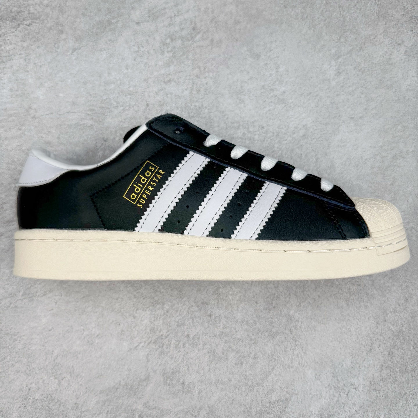 AD Originals Superstar 经典复古贝壳头板鞋 JI0319 诞生于1969年 是第一双将全皮面鞋 身与橡胶鞋头结合在一起的低帮篮球鞋 Superstar最开始 是作为高帮篮球鞋Pro Model的低帮版本而出现的 但因为其独特和醒目的橡胶鞋头造型而让大家熟知 被大家形象地称为\\\