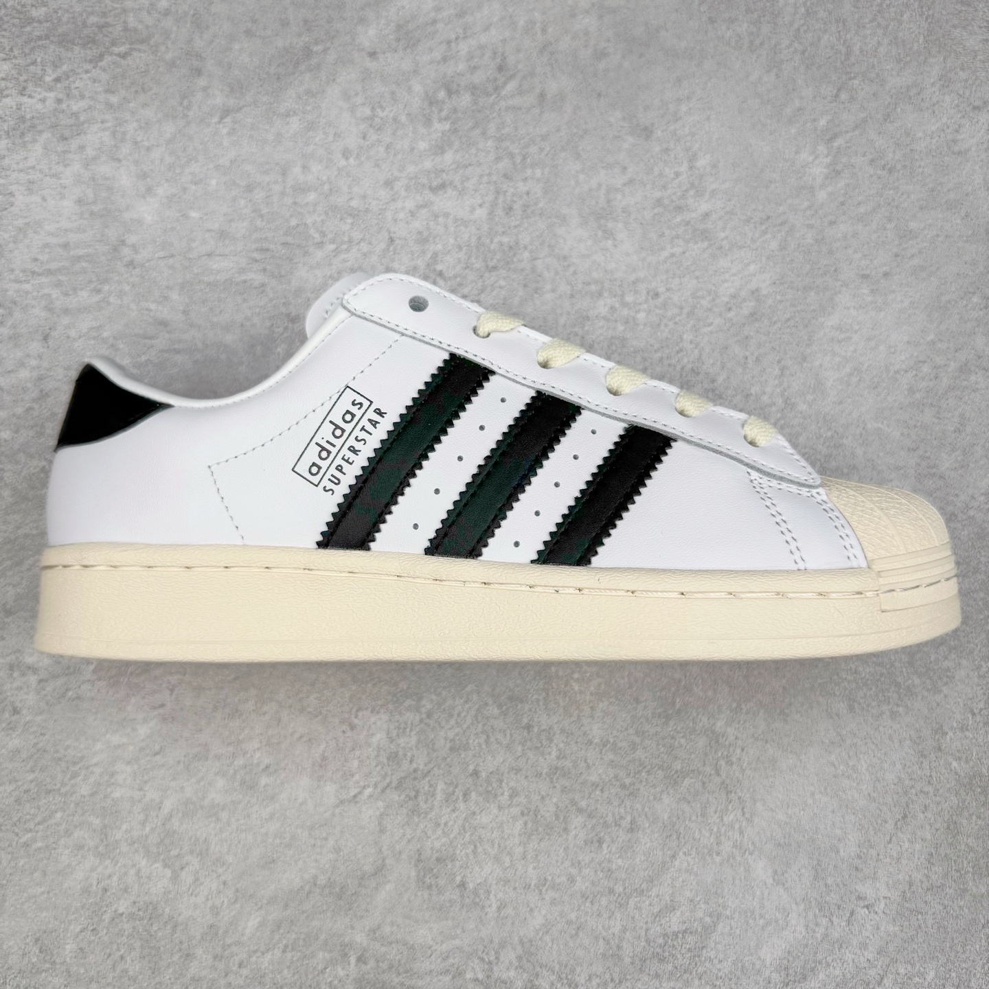 AD Originals Superstar 经典复古贝壳头板鞋 JI3138 诞生于1969年 是第一双将全皮面鞋 身与橡胶鞋头结合在一起的低帮篮球鞋 Superstar最开始 是作为高帮篮球鞋Pro Model的低帮版本而出现的 但因为其独特和醒目的橡胶鞋头造型而让大家熟知 被大家形象地称为\\\”shelltoe\\\”贝壳头 在70年代的美国职业篮球场上 接近3/4的NBA球员都将这双Superstar作为场上用鞋 80年代之后 经过不断的改良和发展 Superstar逐渐成为横跨时装、音乐、街头文化、休闲和运动等各大领域的时尚潮鞋 尺码：36 36.5 37 38 38.5 39 40 40.5 41 42 42.5 43 44 44.5 45-选品中心