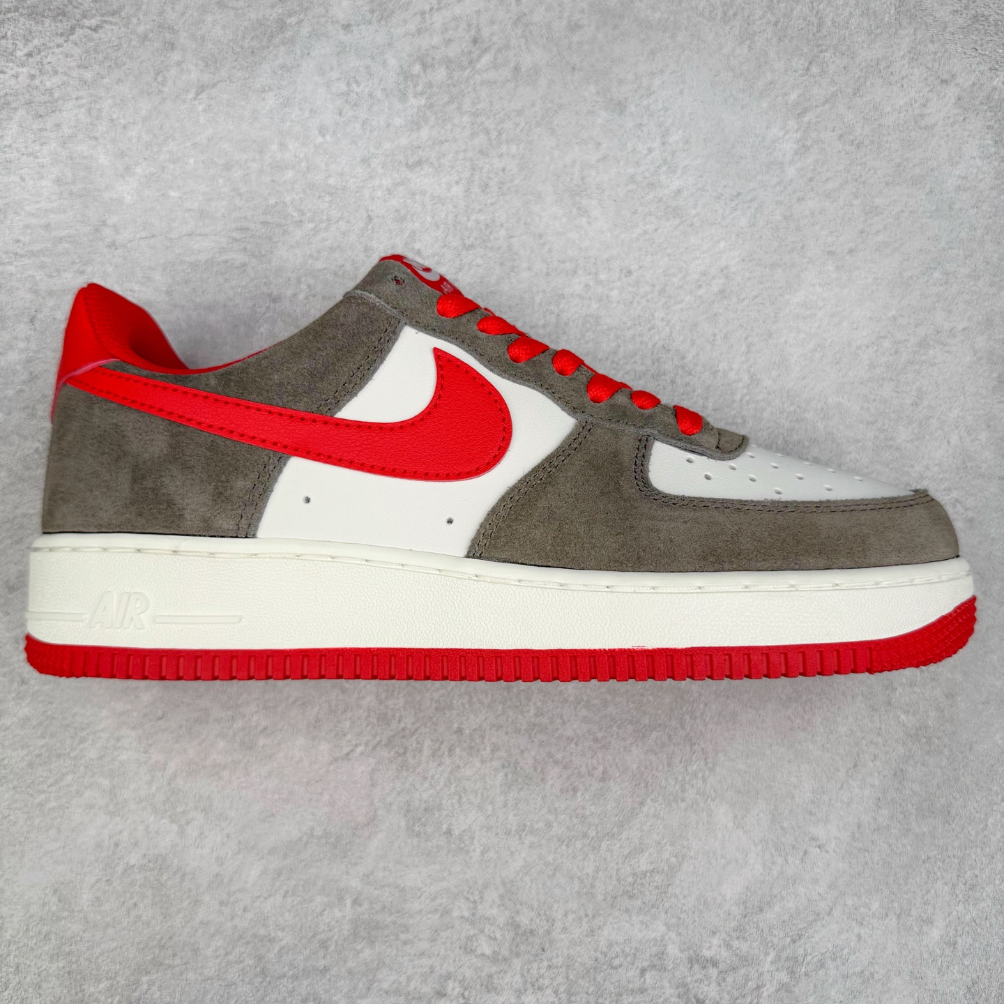 ＃XT纯原 NK Air Force 1´07 Low 空军一号低帮百搭休闲运动板鞋 FQ8714-201 顶级批次 2022全新楦头鞋型 鱼鳞大底 历时开发三个月 清洁度完美 二维码鞋标 内置芯片及solo气垫 大底高度及其弧度依照正品 钢印 logo刺绣 鞋口弧度 鞋头长度 鞋面冲孔 鞋垫背胶及钢印 完美鞋型对比正品 每一处都是细节满满 柔软、弹性十足的缓震性能和出色的中底设计 横跨复古与现代的外型结合 造就出风靡全球 三十多年的Force 1 直到今天还深受青睐 实拍调校N版已经零色差零失真 百分百还原实物色彩所见即所得 不存在货不对板色差等低级问题 选购参考实物拍摄 不混卖不参货 只用心做好货严格选品 承诺混一赔十 尺码：36 36.5 37.5 38 38.5 39 40 40.5 41 42 42.5 43 44 44.5 45-选品中心