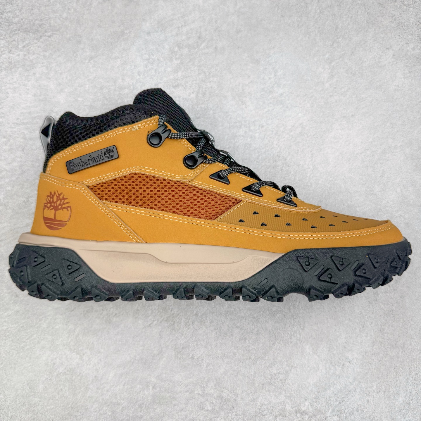 Timberland Greenstride Motion 6 添柏岚防滑耐磨低帮户外功能鞋 简约大方的造型设计，给人以随性休闲的时尚格调，穿着舒适轻便，运动灵活自如，满足日常个性穿搭。Timberland户外品牌最早成立于1918年的美国波士顿，它的成功故事就从第一双防水皮靴Yellow Boots开始。这双具备完全防水机能的靴子瞬间广受好评，他那独创又不失古典的款式，以及大胆使用黄色的崭新风格，吸引了广大消费者的目光。现今仍不改其原有风貌的这双黄靴，就是火遍全球的“大黄靴”。Timberland的高端工艺、实穿耐用等特点让他拥有绝对鞋界地位。尺码：40 41 41.5 42 43 43.5 44 44.5 45 45.5 46-选品中心