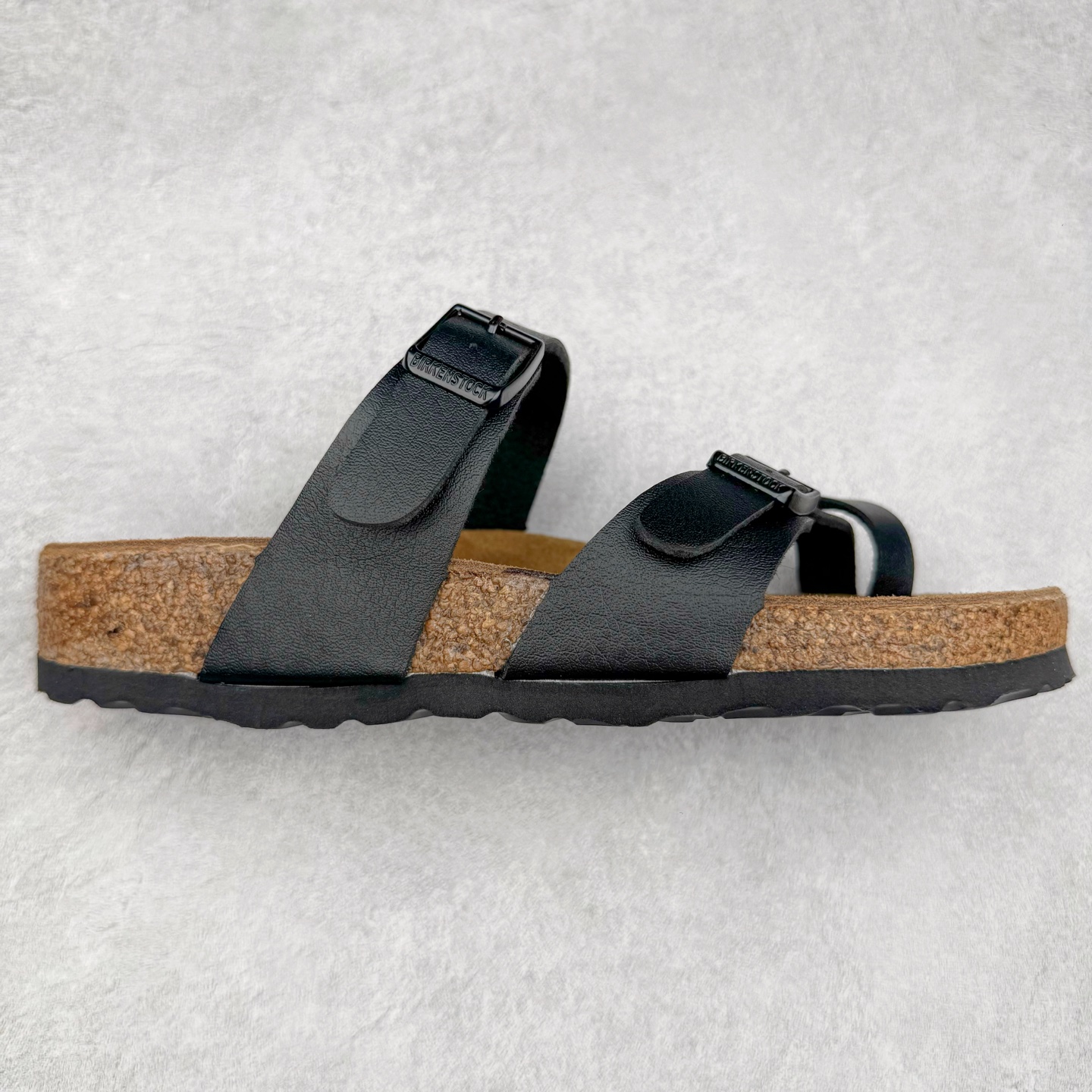 Birkenstock Ramses 系列 勃肯夹趾皮革绒面双扣时尚人字拖拖鞋 牛皮绒面革质地柔软 搭配可调节鞋扣提升穿着舒适度 人体工学设计分散脚部压力 保护脚踝 软木乳胶鞋床具有一定的收缩性 长时间穿着后能贴合脚型 EVA鞋底回弹性和抗张性力高 具有良好的防震、缓冲性 四季皆宜 柔软的鞋床采用额外的泡沫缓冲层 提供额外的舒适感和全天支撑 全网独家首发 源于德国的严谨工艺 牛巴戎面 中层松木 EVA 三层组合大底 优质牛皮面料五金扣 出口订单 尺码：35-44-选品中心