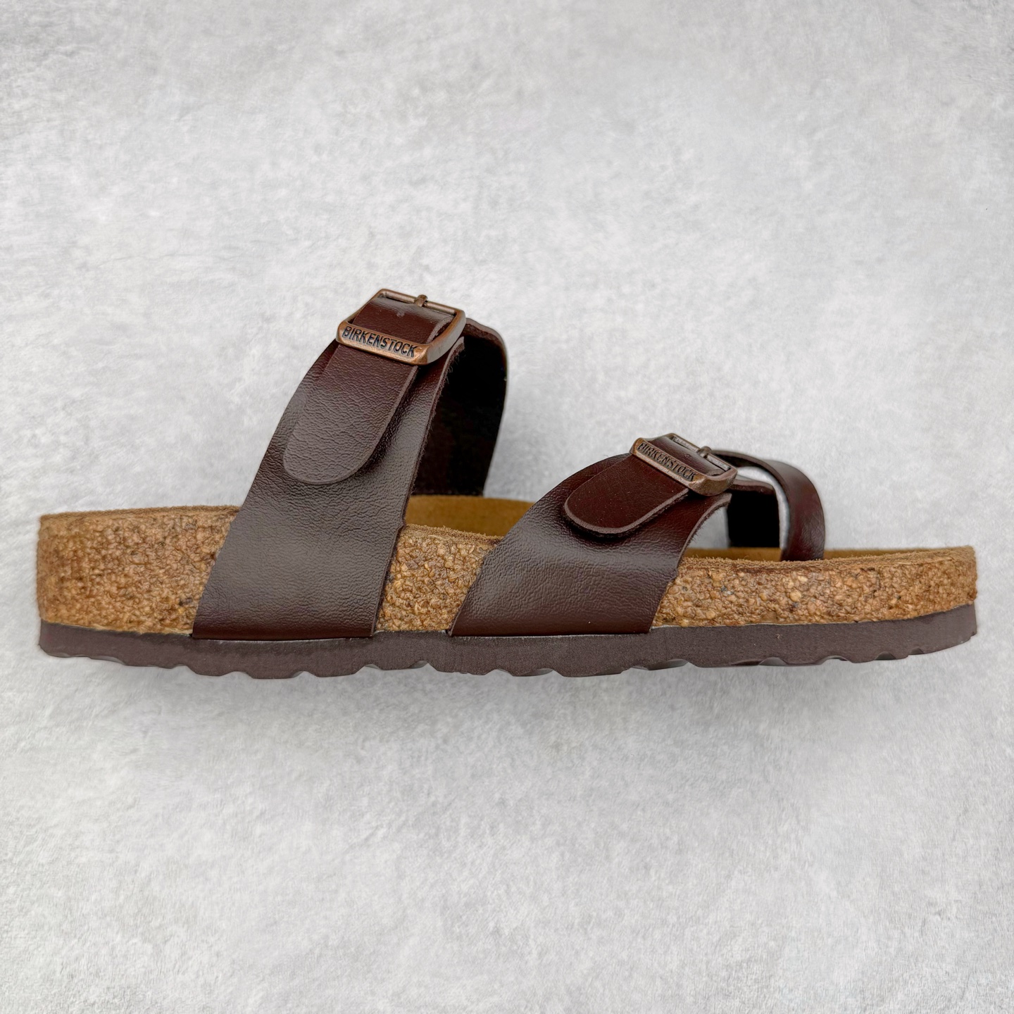 Birkenstock Ramses 系列 勃肯夹趾皮革绒面双扣时尚人字拖拖鞋 牛皮绒面革质地柔软 搭配可调节鞋扣提升穿着舒适度 人体工学设计分散脚部压力 保护脚踝 软木乳胶鞋床具有一定的收缩性 长时间穿着后能贴合脚型 EVA鞋底回弹性和抗张性力高 具有良好的防震、缓冲性 四季皆宜 柔软的鞋床采用额外的泡沫缓冲层 提供额外的舒适感和全天支撑 全网独家首发 源于德国的严谨工艺 牛巴戎面 中层松木 EVA 三层组合大底 优质牛皮面料五金扣 出口订单 尺码：35-44-选品中心