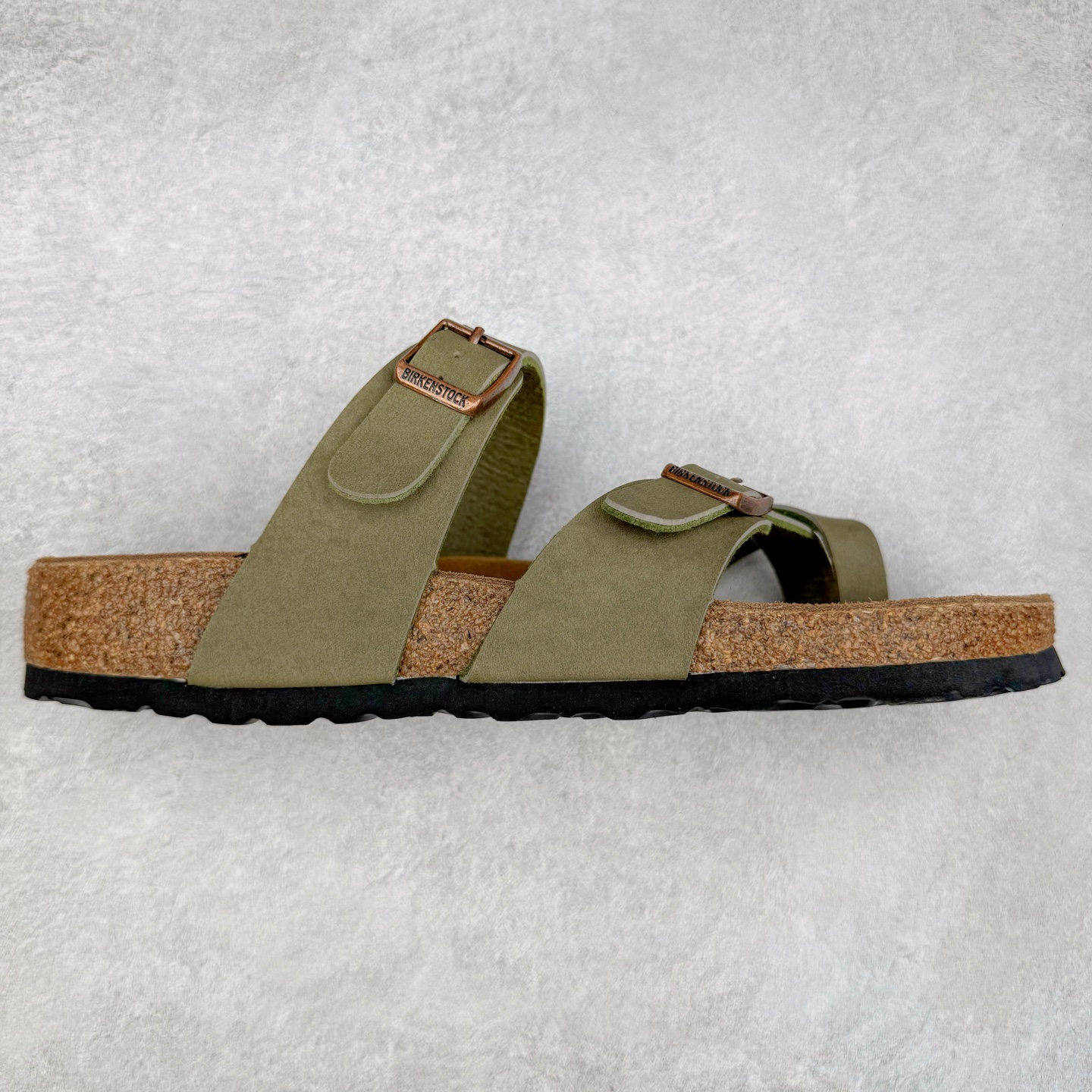 Birkenstock Ramses 系列 勃肯夹趾皮革绒面双扣时尚人字拖拖鞋 牛皮绒面革质地柔软 搭配可调节鞋扣提升穿着舒适度 人体工学设计分散脚部压力 保护脚踝 软木乳胶鞋床具有一定的收缩性 长时间穿着后能贴合脚型 EVA鞋底回弹性和抗张性力高 具有良好的防震、缓冲性 四季皆宜 柔软的鞋床采用额外的泡沫缓冲层 提供额外的舒适感和全天支撑 全网独家首发 源于德国的严谨工艺 牛巴戎面 中层松木 EVA 三层组合大底 优质牛皮面料五金扣 出口订单 尺码：35-44-选品中心