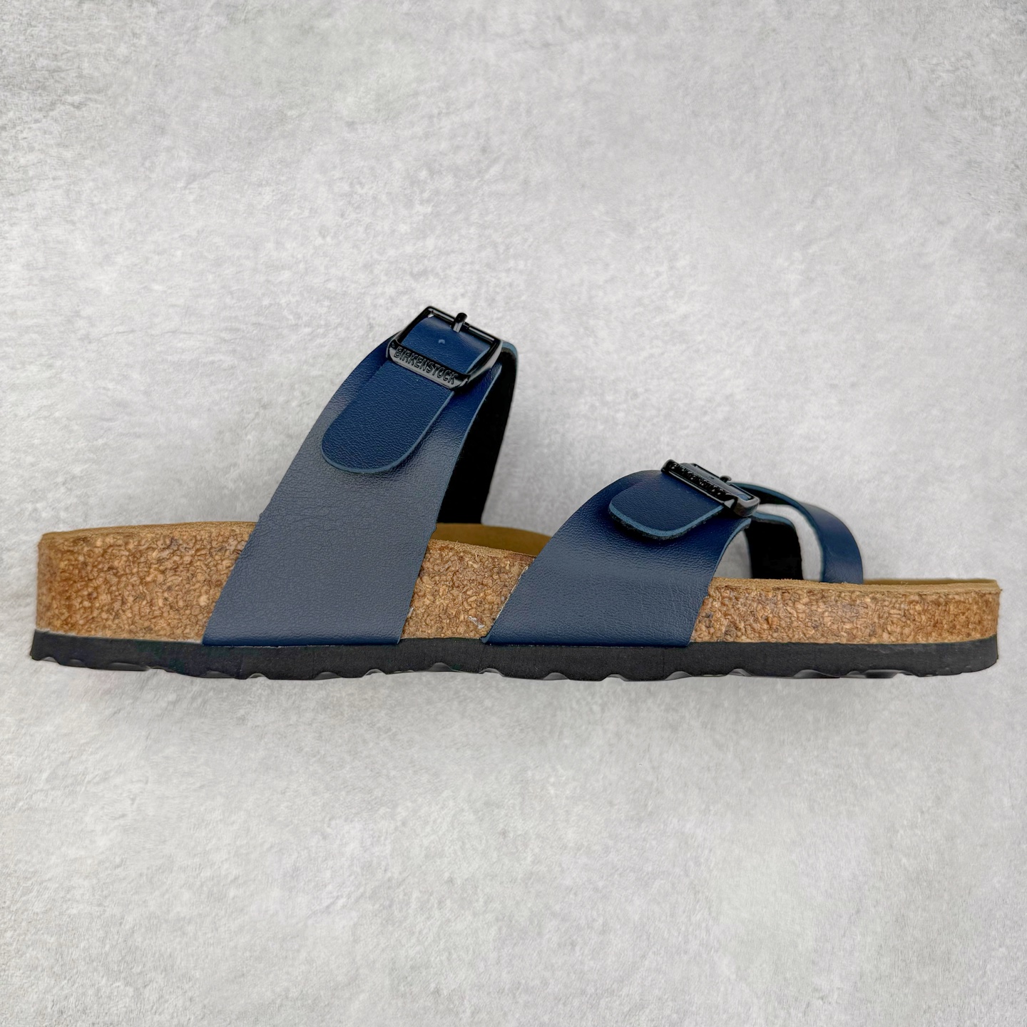 Birkenstock Ramses 系列 勃肯夹趾皮革绒面双扣时尚人字拖拖鞋 牛皮绒面革质地柔软 搭配可调节鞋扣提升穿着舒适度 人体工学设计分散脚部压力 保护脚踝 软木乳胶鞋床具有一定的收缩性 长时间穿着后能贴合脚型 EVA鞋底回弹性和抗张性力高 具有良好的防震、缓冲性 四季皆宜 柔软的鞋床采用额外的泡沫缓冲层 提供额外的舒适感和全天支撑 全网独家首发 源于德国的严谨工艺 牛巴戎面 中层松木 EVA 三层组合大底 优质牛皮面料五金扣 出口订单 尺码：35-44-选品中心