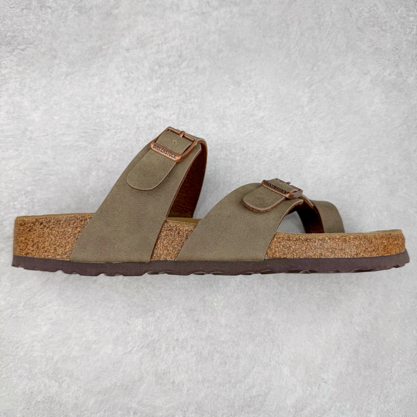 Birkenstock Ramses 系列 勃肯夹趾皮革绒面双扣时尚人字拖拖鞋 牛皮绒面革质地柔软 搭配可调节鞋扣提升穿着舒适度 人体工学设计分散脚部压力 保护脚踝 软木乳胶鞋床具有一定的收缩性 长时间穿着后能贴合脚型 EVA鞋底回弹性和抗张性力高 具有良好的防震、缓冲性 四季皆宜 柔软的鞋床采用额外的泡沫缓冲层 提供额外的舒适感和全天支撑 全网独家首发 源于德国的严谨工艺 牛巴戎面 中层松木 EVA 三层组合大底 优质牛皮面料五金扣 出口订单 尺码：35-44-选品中心