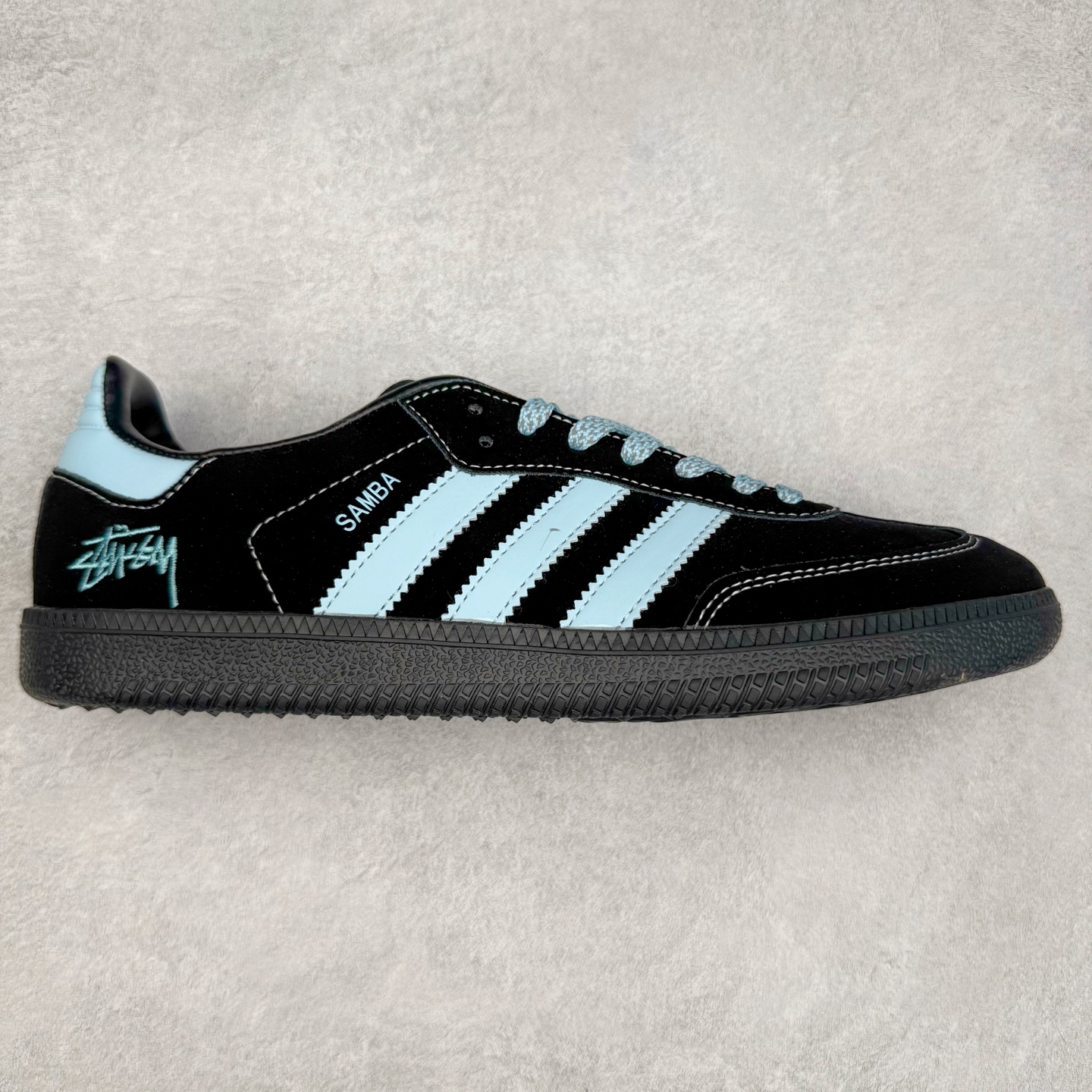 ＃C2 AD Original Samba OG 复古经典轻便板鞋 定制配色 XR0003 这款桑巴鞋展示了高质量的工艺 带有装饰的超锁缝制和无缝的手感 柔软、柔软的皮革造型和标志性的3条纹完成了精致的外观 正规合身鞋带 鞋面上有绒面鞋垫 橡胶鞋底 享受正畸套筒软感 自50年代首次亮相以来就一直在赢得粉丝的青睐 尺码：36 36.5 37.5 38 38.5 39 40 40.5 41 42 42.5 43 44 44.5 45-选品中心