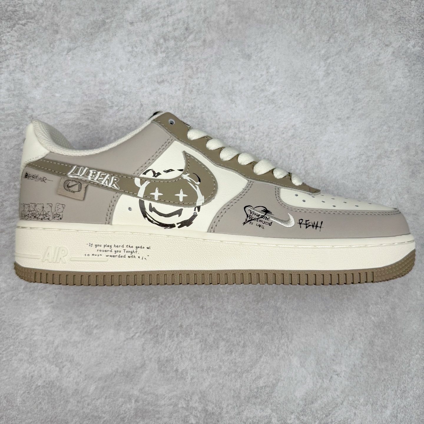 NK Air Force 1´07 Low 空军一号低帮百搭休闲运动板鞋 DB3301-881 柔软、弹性十足的缓震性能和出色的中底设计 横跨复古与现代的外型结合 造就出风靡全球 三十多年的Force 1 直到今天还深受青睐 实拍调校N版已经零色差零失真 百分百还原实物色彩所见即所得 不存在货不对板色差等低级问题 选购参考实物拍摄 不混卖不参货 只用心做好货严格选品 承诺混一赔十 尺码：36 36.5 37.5 38 38.5 39 40 40.5 41 42 42.5 43 44 44.5 45-选品中心