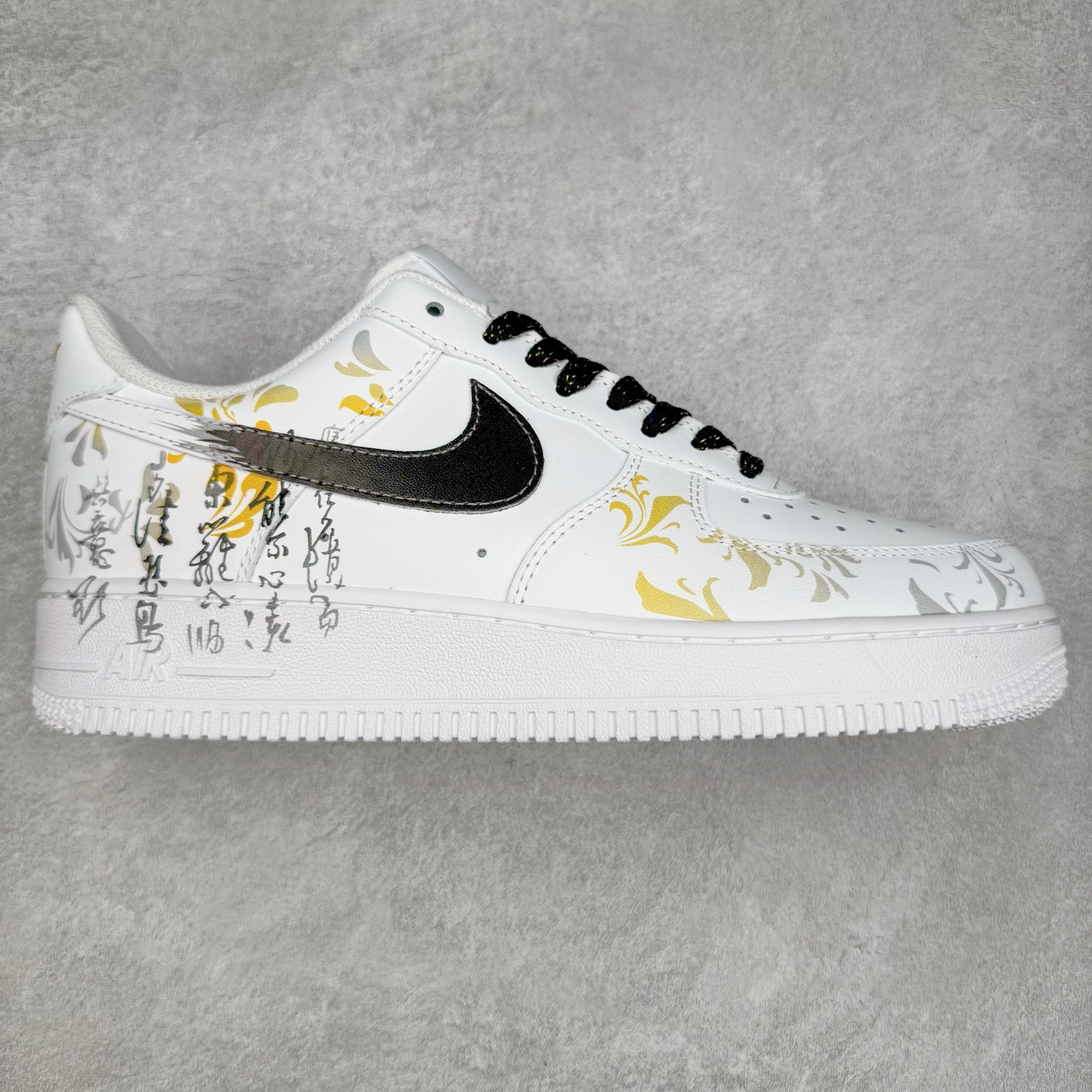 NK Air Force 1´07 Low 空军一号低帮百搭休闲运动板鞋 ZH0316-082 柔软、弹性十足的缓震性能和出色的中底设计 横跨复古与现代的外型结合 造就出风靡全球 三十多年的Force 1 直到今天还深受青睐 实拍调校N版已经零色差零失真 百分百还原实物色彩所见即所得 不存在货不对板色差等低级问题 选购参考实物拍摄 不混卖不参货 只用心做好货严格选品 承诺混一赔十 尺码：36 36.5 37.5 38 38.5 39 40 40.5 41 42 42.5 43 44 44.5 45-选品中心